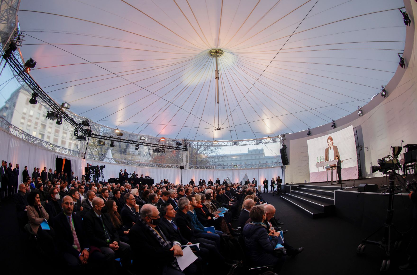 Am 9. November 2021 nahm Bundeskanzler Alexander Schallenberg an der Einweihung der Shoah-Namensmauer im Ostarrichipark teil. Im Bild Bundesministerin Karoline Edtstadler.