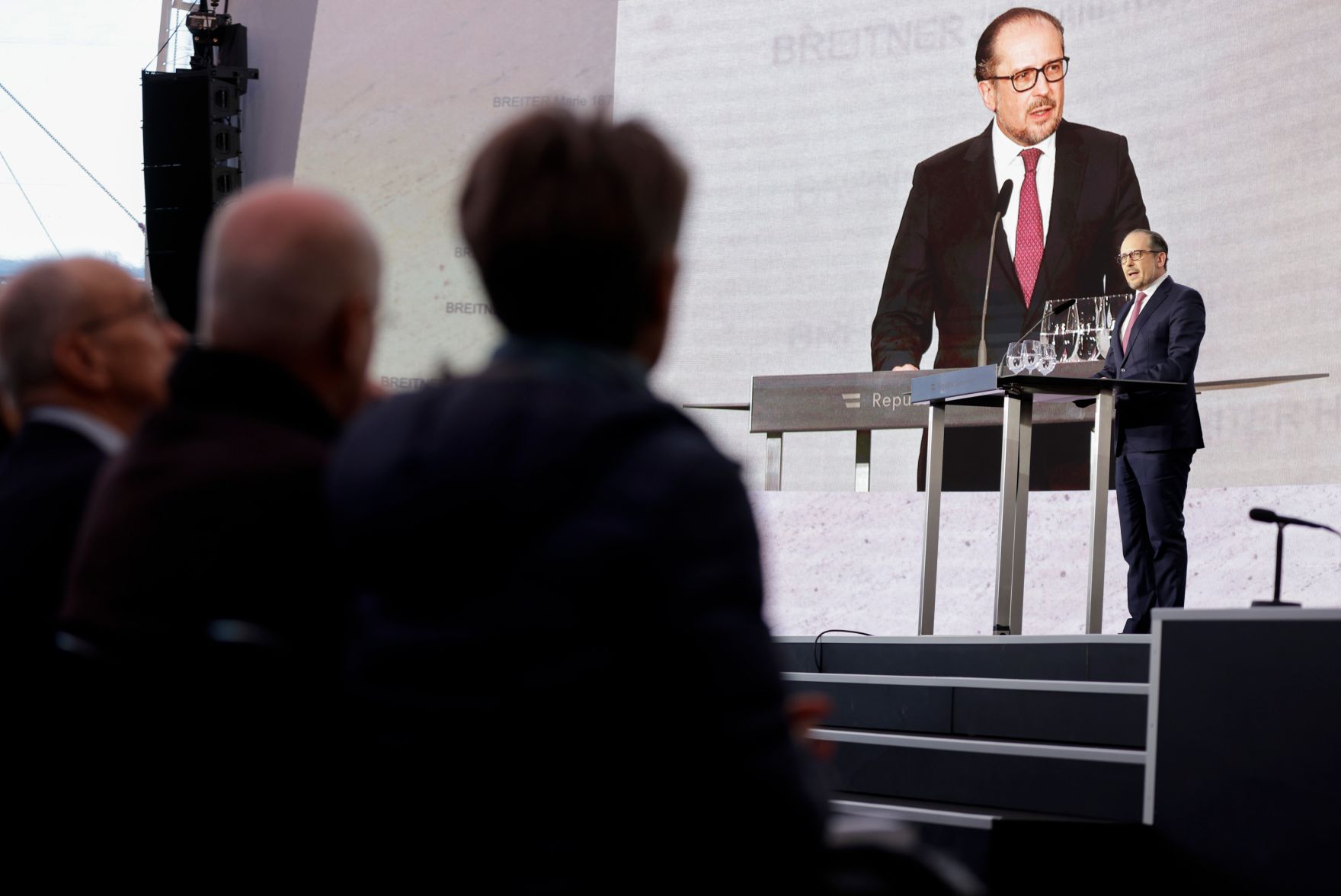 Am 9. November 2021 nahm Bundeskanzler Alexander Schallenberg an der Einweihung der Shoah-Namensmauer im Ostarrichipark teil. Im Bild bei der Festansprache.