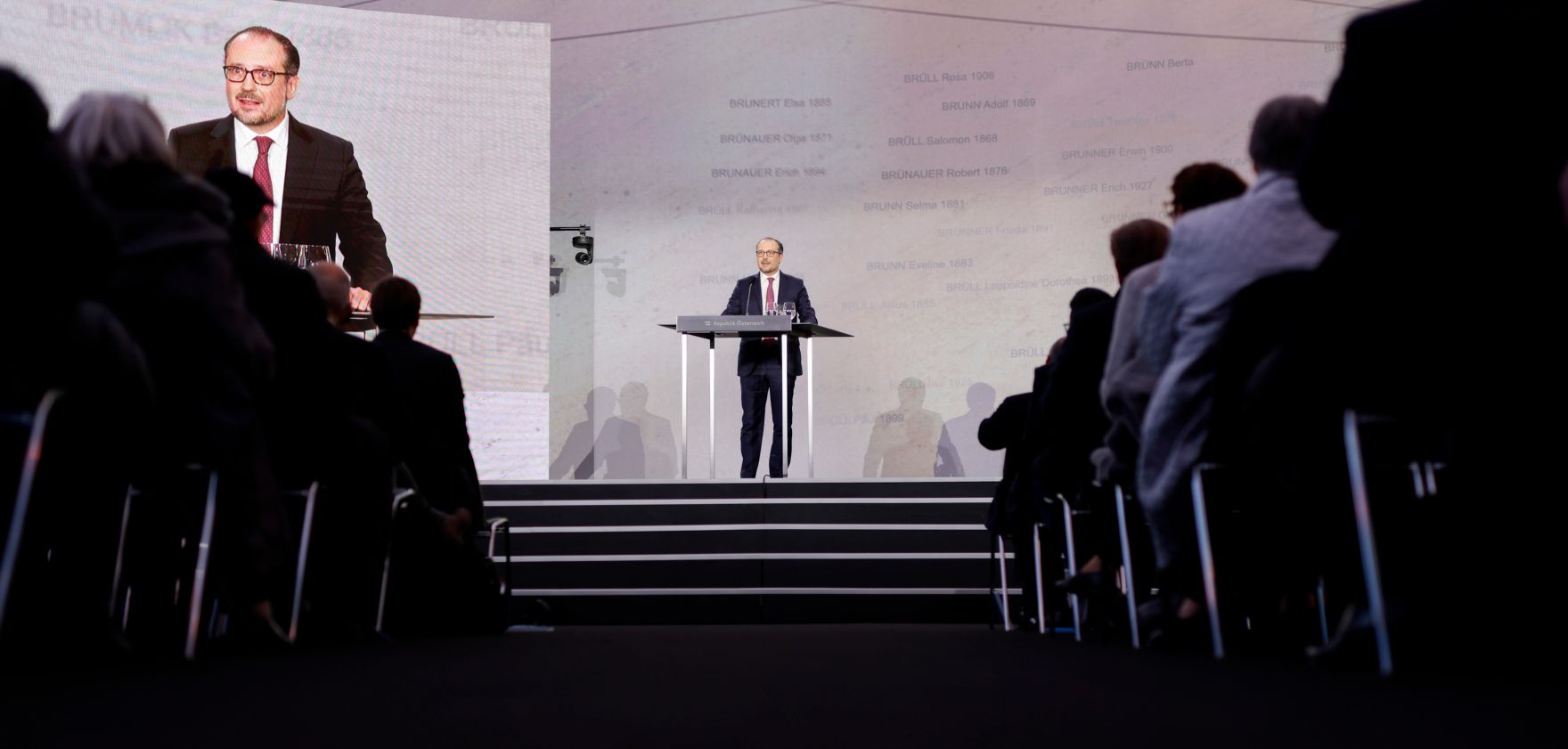 Am 9. November 2021 nahm Bundeskanzler Alexander Schallenberg an der Einweihung der Shoah-Namensmauer im Ostarrichipark teil. Im Bild bei der Festansprache.