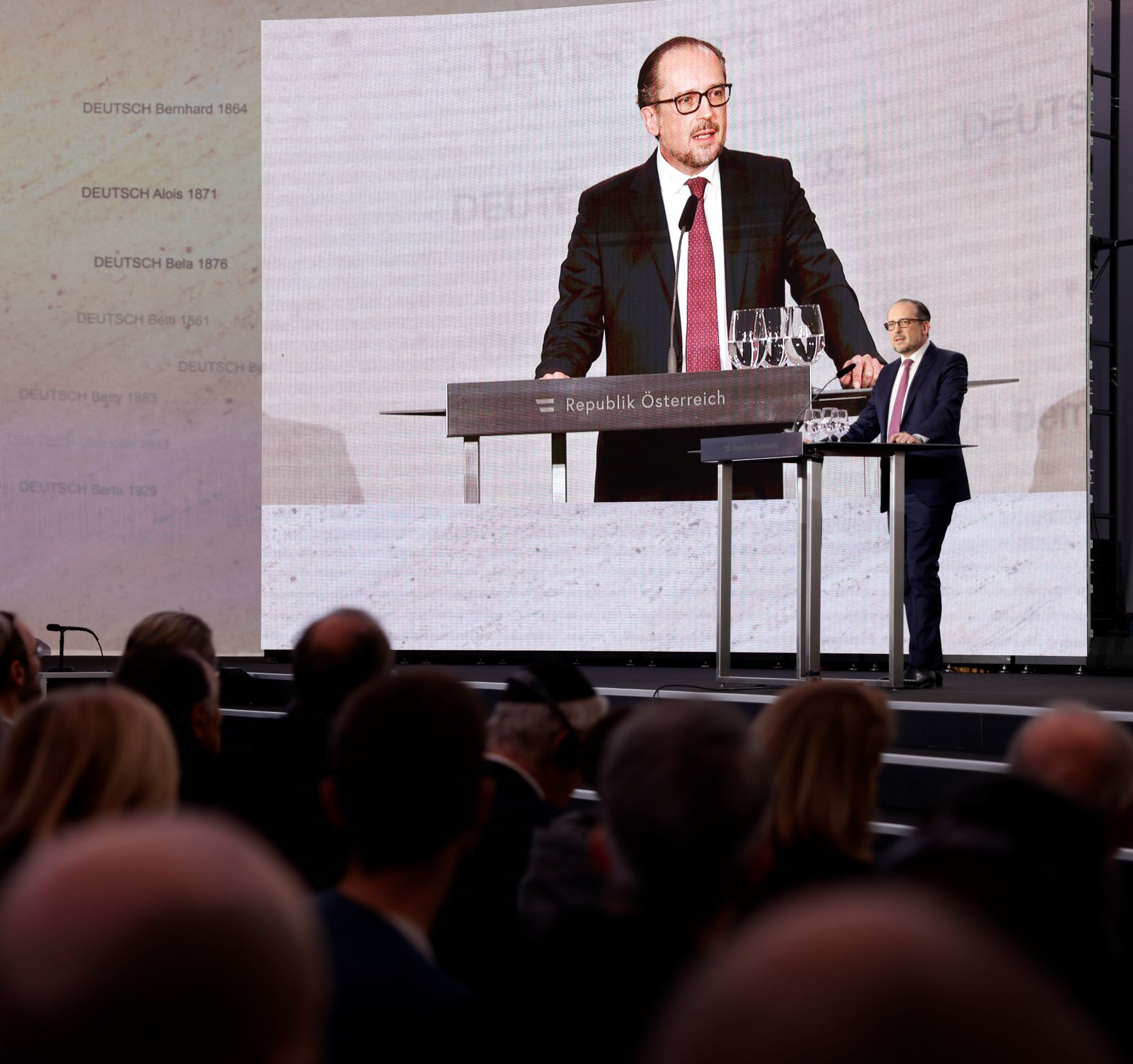 Am 9. November 2021 nahm Bundeskanzler Alexander Schallenberg an der Einweihung der Shoah-Namensmauer im Ostarrichipark teil. Im Bild bei der Festansprache.