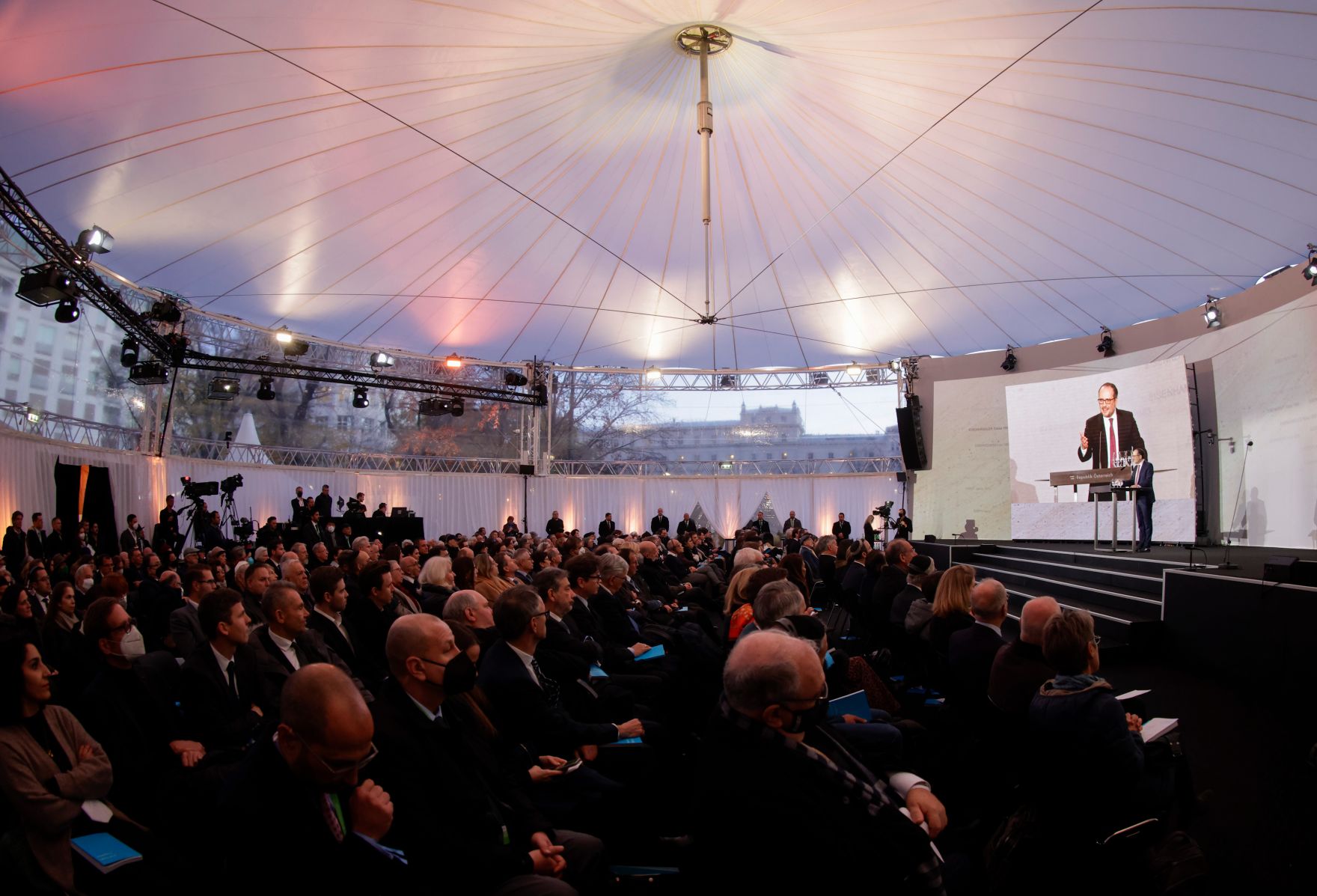 Am 9. November 2021 nahm Bundeskanzler Alexander Schallenberg an der Einweihung der Shoah-Namensmauer im Ostarrichipark teil. Im Bild bei der Festansprache.