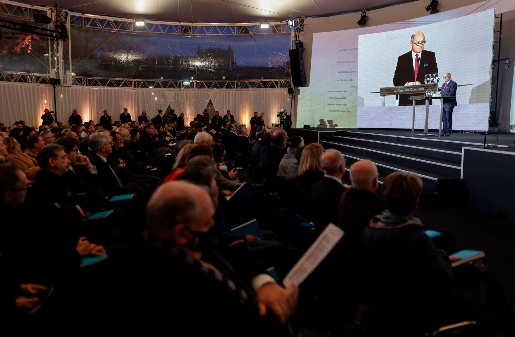 Am 9. November 2021 nahm Bundeskanzler Alexander Schallenberg an der Einweihung der Shoah-Namensmauer im Ostarrichipark teil. Im Bild Parlamentspr&auml;sident Wolfgang Sobotka.