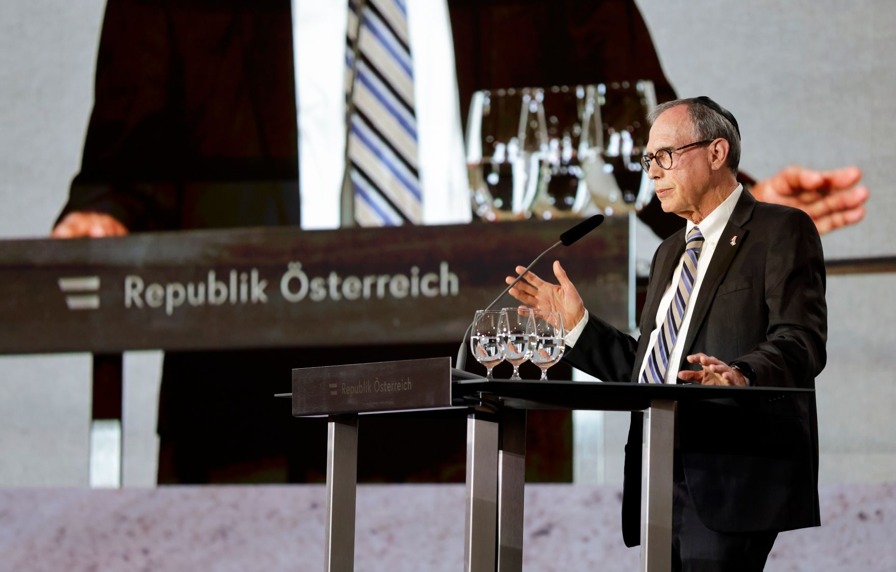 Am 9. November 2021 nahm Bundeskanzler Alexander Schallenberg an der Einweihung der Shoah-Namensmauer im Ostarrichipark teil. Im Bild der israelischen Minister f&uuml;r Diaspora-Angelegenheiten Nachman Shai.