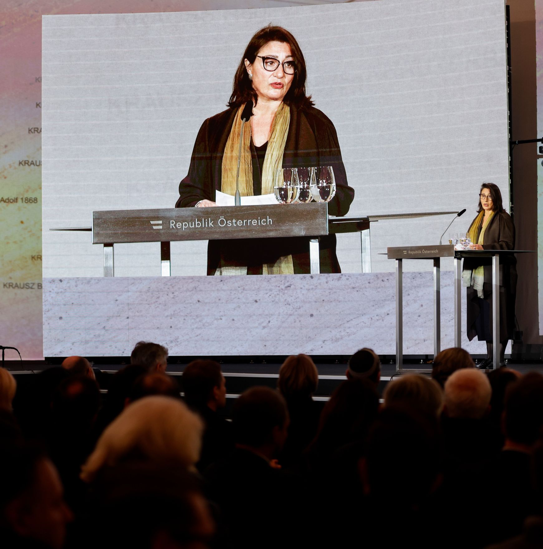 Am 9. November 2021 nahm Bundeskanzler Alexander Schallenberg an der Einweihung der Shoah-Namensmauer im Ostarrichipark teil. Im Bild Stadtr&auml;tin Veronica Kaup-Hasler.