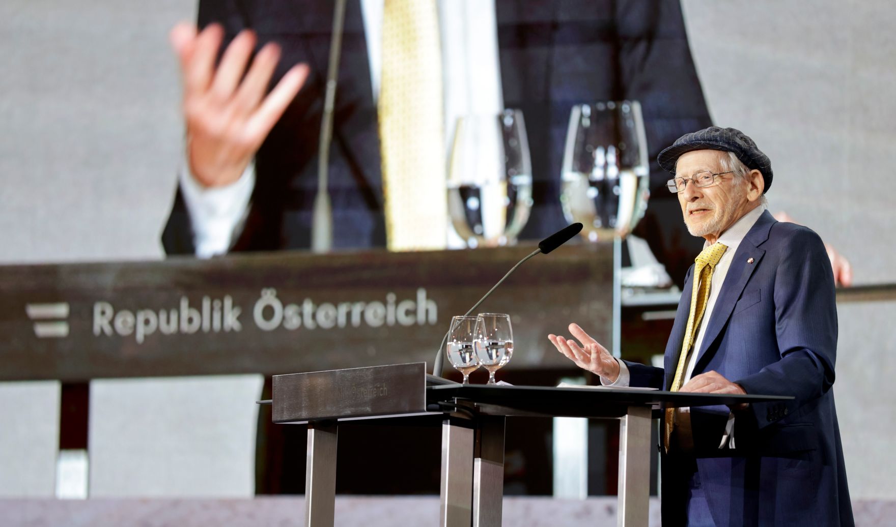 Am 9. November 2021 nahm Bundeskanzler Alexander Schallenberg an der Einweihung der Shoah-Namensmauer im Ostarrichipark teil. Im Bild Kurt Tutter.