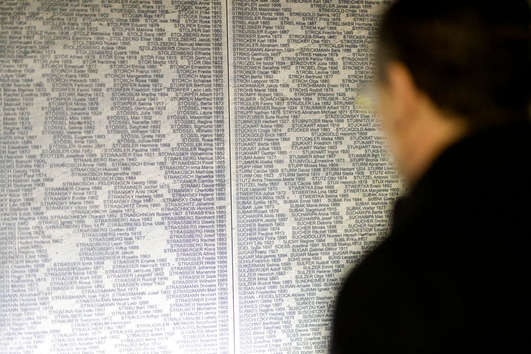 Am 9. November 2021 nahm Bundeskanzler Alexander Schallenberg an der Einweihung der Shoah-Namensmauer im Ostarrichipark teil. Im Bild beim Besuch der Shoah-Namensmauer.