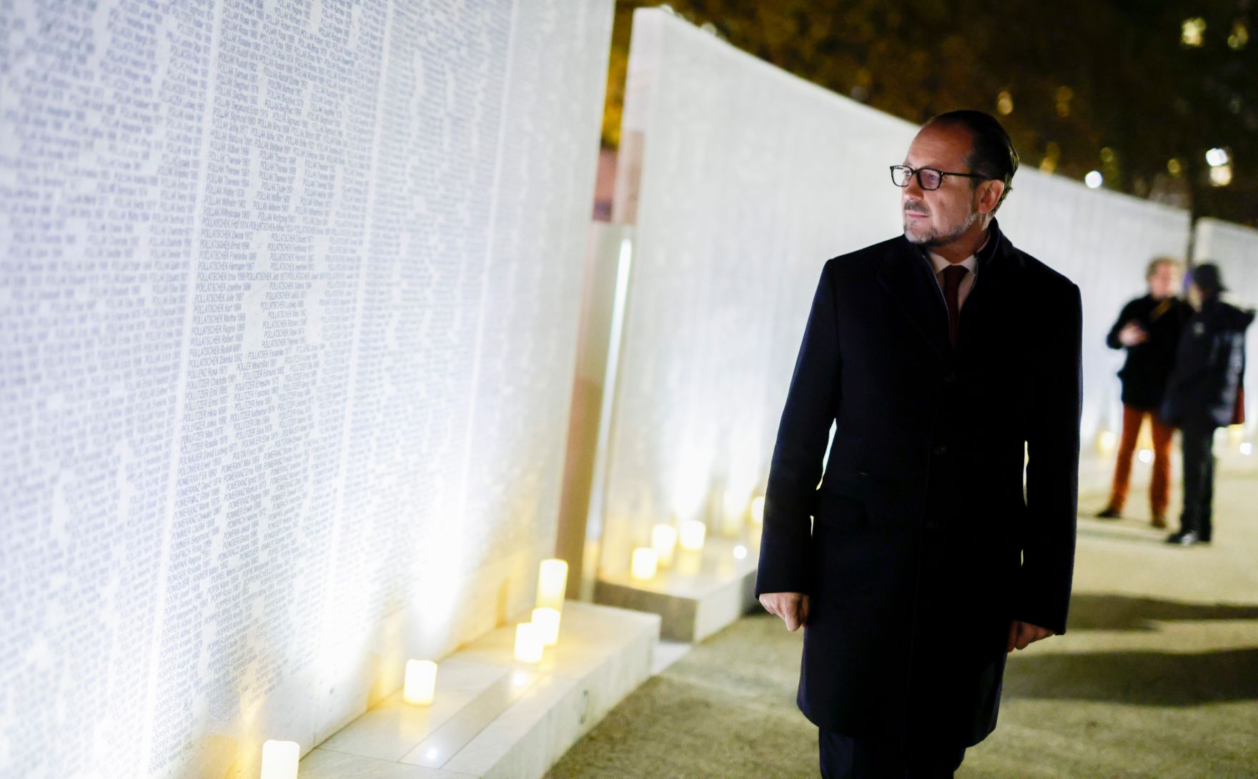 Am 9. November 2021 nahm Bundeskanzler Alexander Schallenberg an der Einweihung der Shoah-Namensmauer im Ostarrichipark teil. Im Bild beim Besuch der Shoah-Namensmauer.