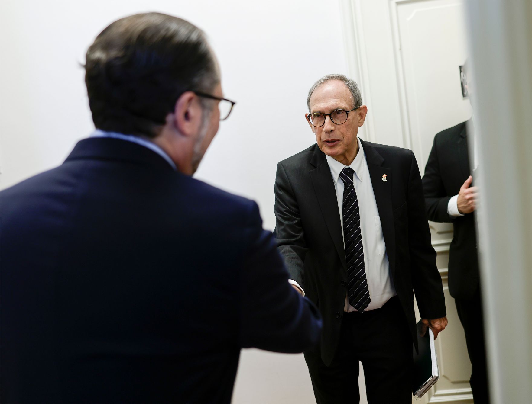 Am 9. November 2021 empfing Bundeskanzler Alexander Schallenberg (l.) den israelischen Minister f&uuml;r Diaspora-Angelegenheiten Nachman Shai (r.) zu einem Gespr&auml;ch.