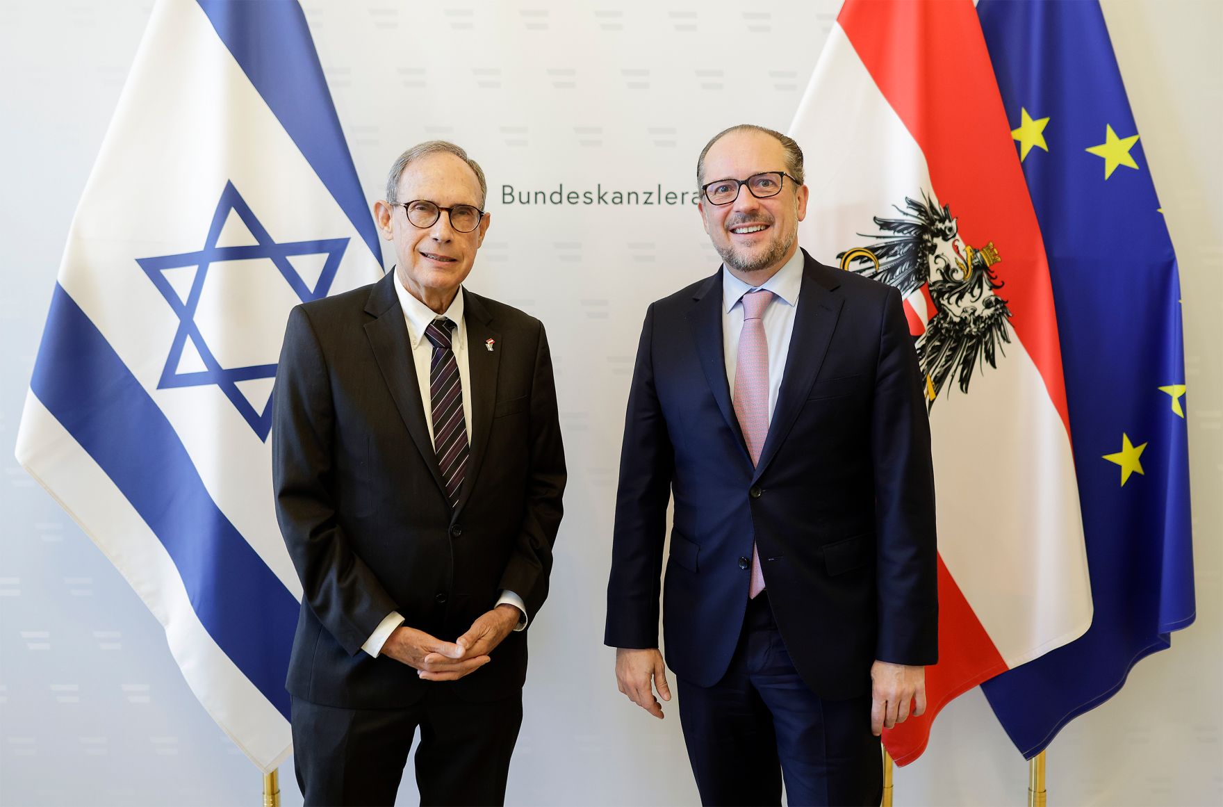 Am 9. November 2021 empfing Bundeskanzler Alexander Schallenberg (r.) den israelischen Minister f&uuml;r Diaspora-Angelegenheiten Nachman Shai (l.) zu einem Gespr&auml;ch.