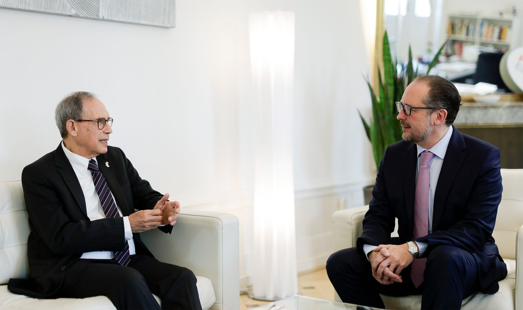 Am 9. November 2021 empfing Bundeskanzler Alexander Schallenberg (r.) den israelischen Minister f&uuml;r Diaspora-Angelegenheiten Nachman Shai (l.) zu einem Gespr&auml;ch.