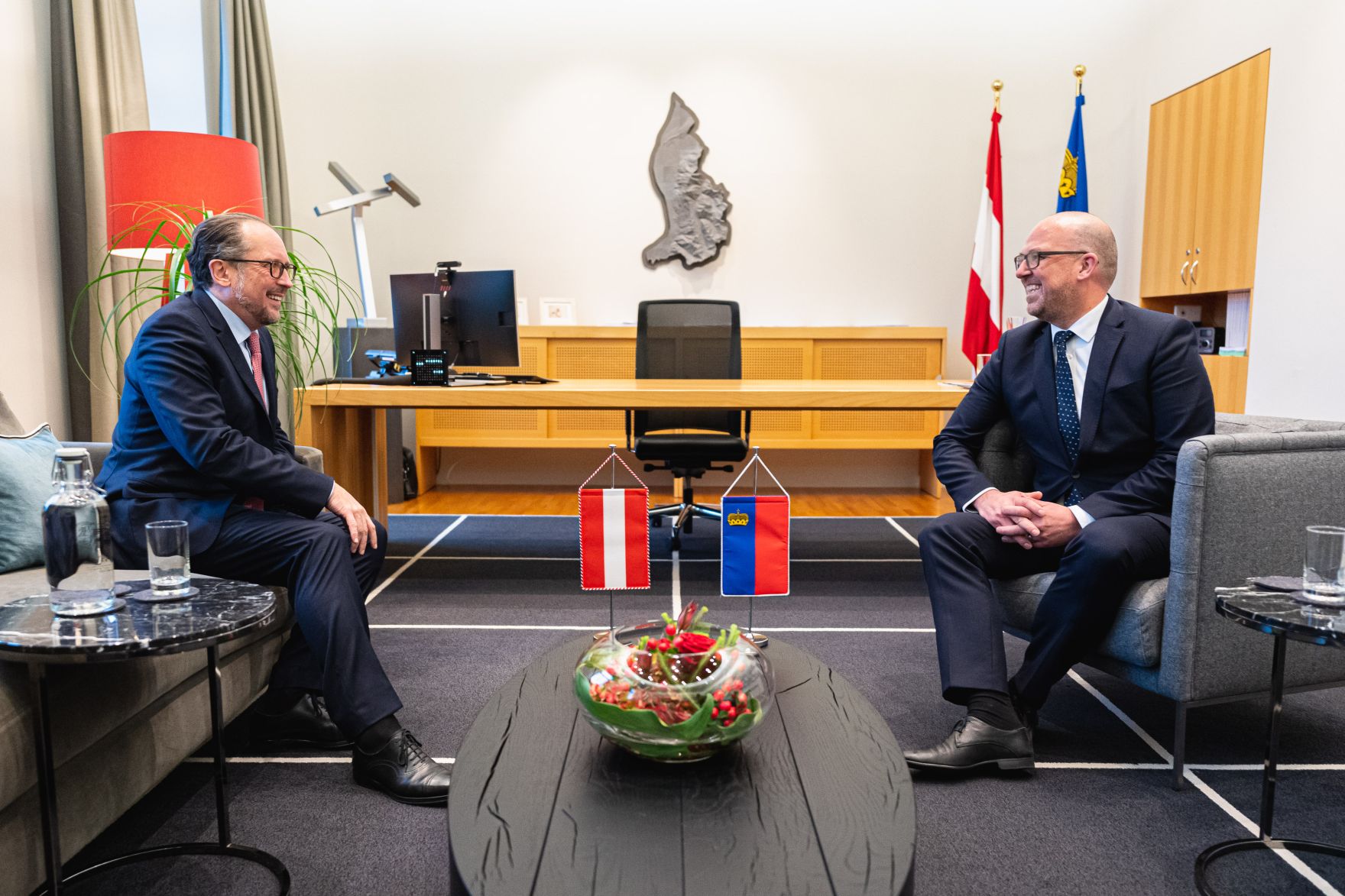 Am 11. November 2021 reiste Bundeskanzler Alexander Schallenberg (l.) zu einem Arbeitsbesuch nach Liechtenstein. Im Bild mit dem Regierungschef des F&uuml;rstentums Liechtenstein Daniel Risch (r.).
