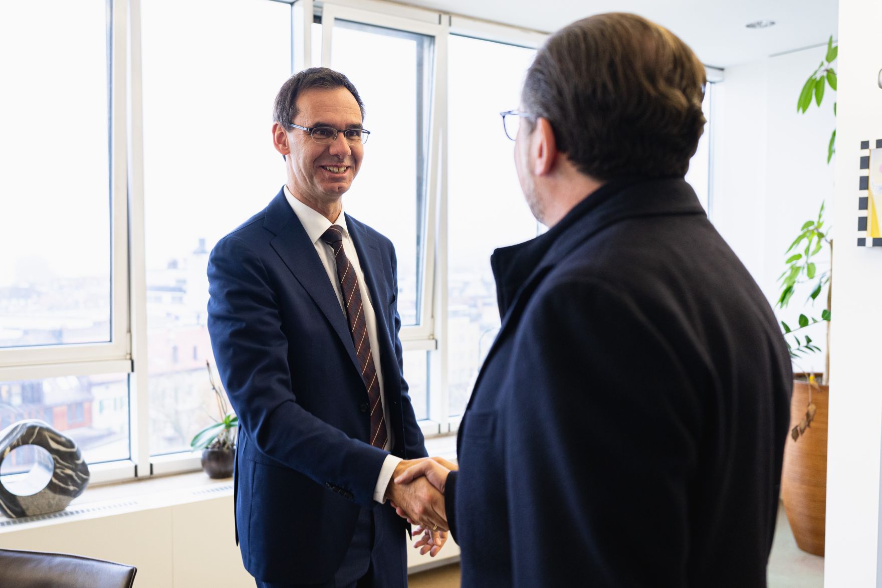 Am 11. November 2021 traf Bundeskanzler Alexander Schallenberg (r.) im Rahmen seines Bundesl&auml;ndertags in Vorarlberg den Landeshauptmann Markus Wallner (l.).