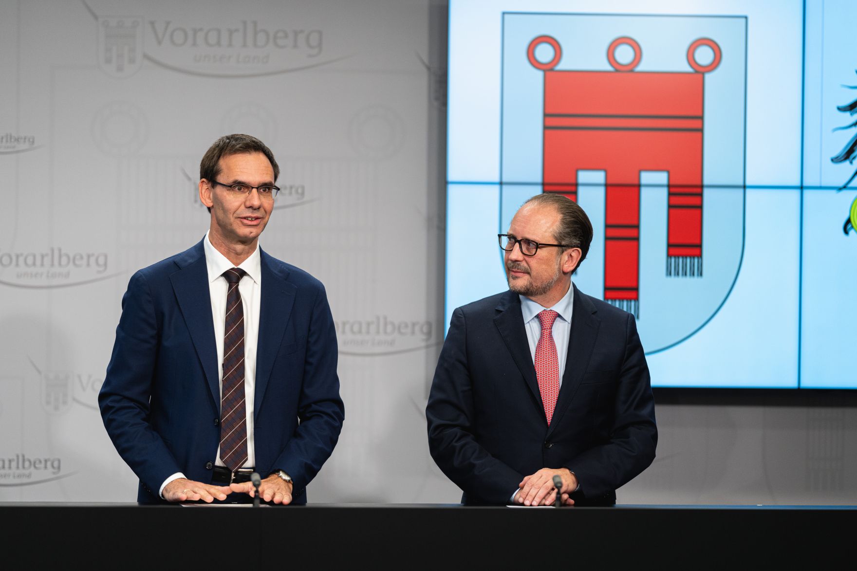 Am 11. November 2021 traf Bundeskanzler Alexander Schallenberg (r.) im Rahmen seines Bundesl&auml;ndertags in Vorarlberg den Landeshauptmann Markus Wallner (l.).