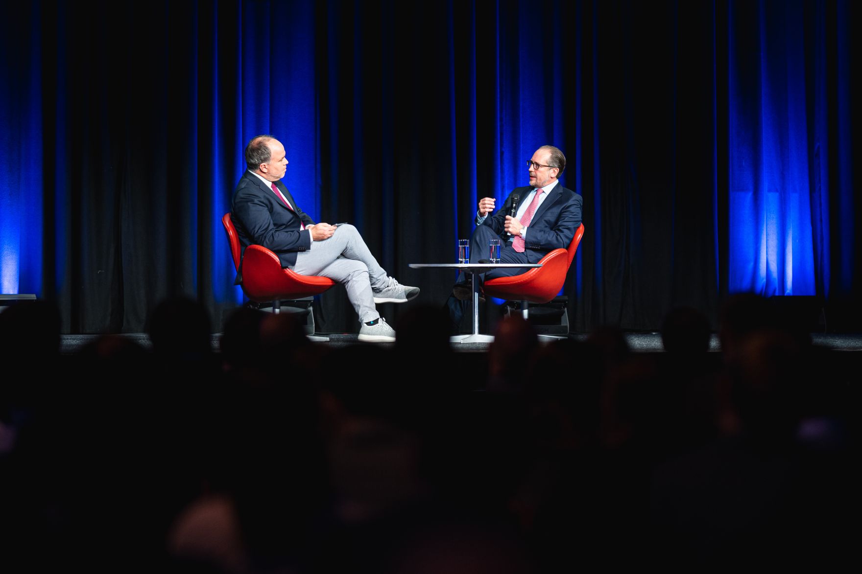 Am 11. November 2021 besuchte Bundeskanzler Alexander Schallenberg (r.) im Rahmen seines Bundesl&auml;ndertags in Vorarlberg das Vorarlberger Wirtschaftsforum.