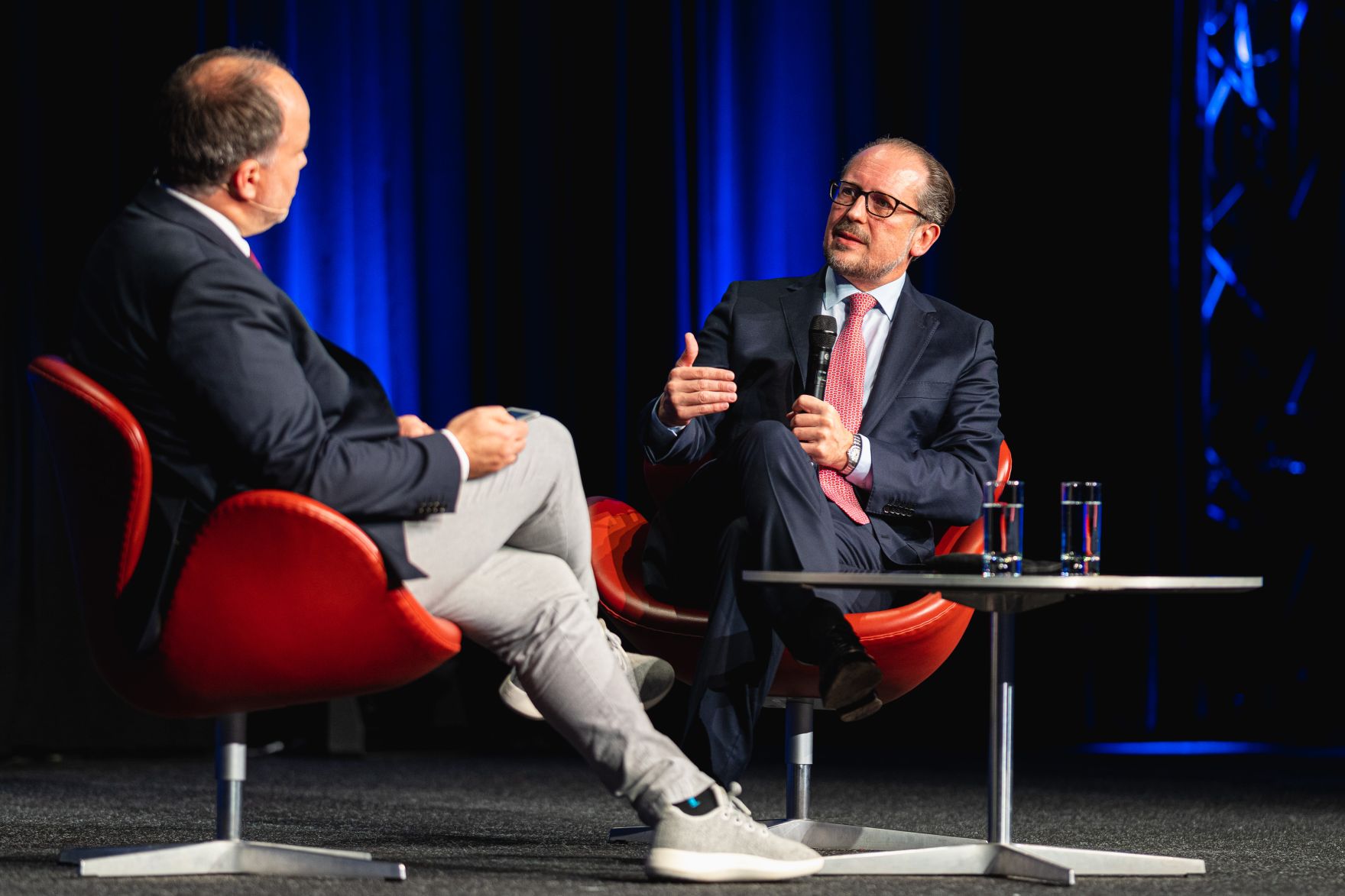 Am 11. November 2021 besuchte Bundeskanzler Alexander Schallenberg (r.) im Rahmen seines Bundesl&auml;ndertags in Vorarlberg das Vorarlberger Wirtschaftsforum.