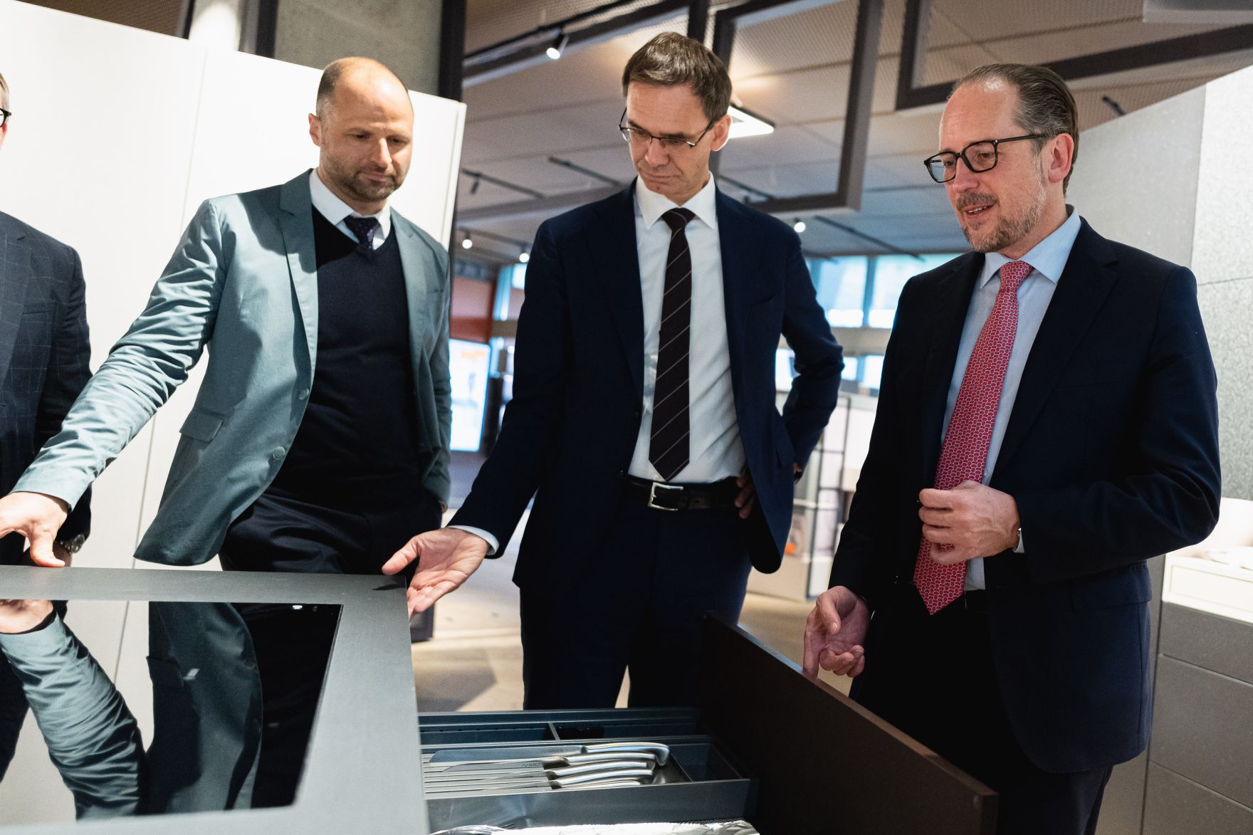 Am 11. November 2021 besuchte Bundeskanzler Alexander Schallenberg (r.) im Rahmen seines Bundesl&auml;ndertags in Vorarlberg die Firma Julius Blum Ges.mbH. Im Bild mit Markus Wallner (m.).