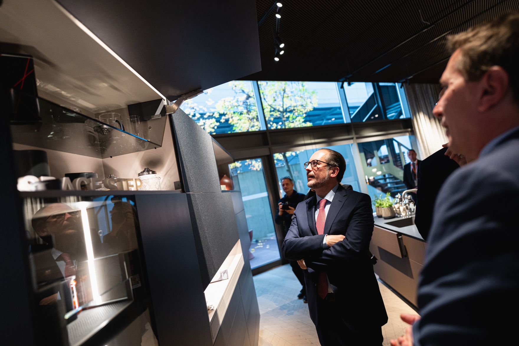 Am 11. November 2021 besuchte Bundeskanzler Alexander Schallenberg (m.) im Rahmen seines Bundesl&auml;ndertags in Vorarlberg die Firma Julius Blum Ges.mbH.