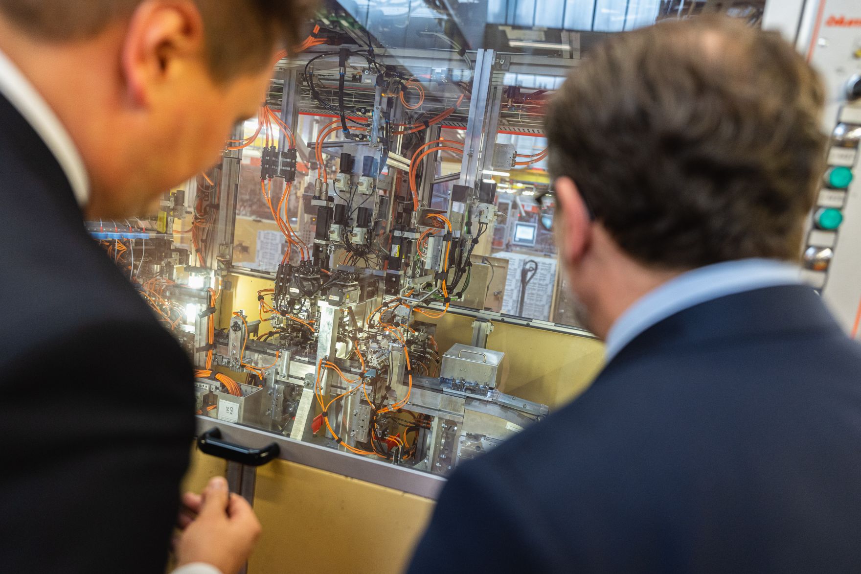 Am 11. November 2021 besuchte Bundeskanzler Alexander Schallenberg (r.) im Rahmen seines Bundesl&auml;ndertags in Vorarlberg die Firma Julius Blum Ges.mbH.