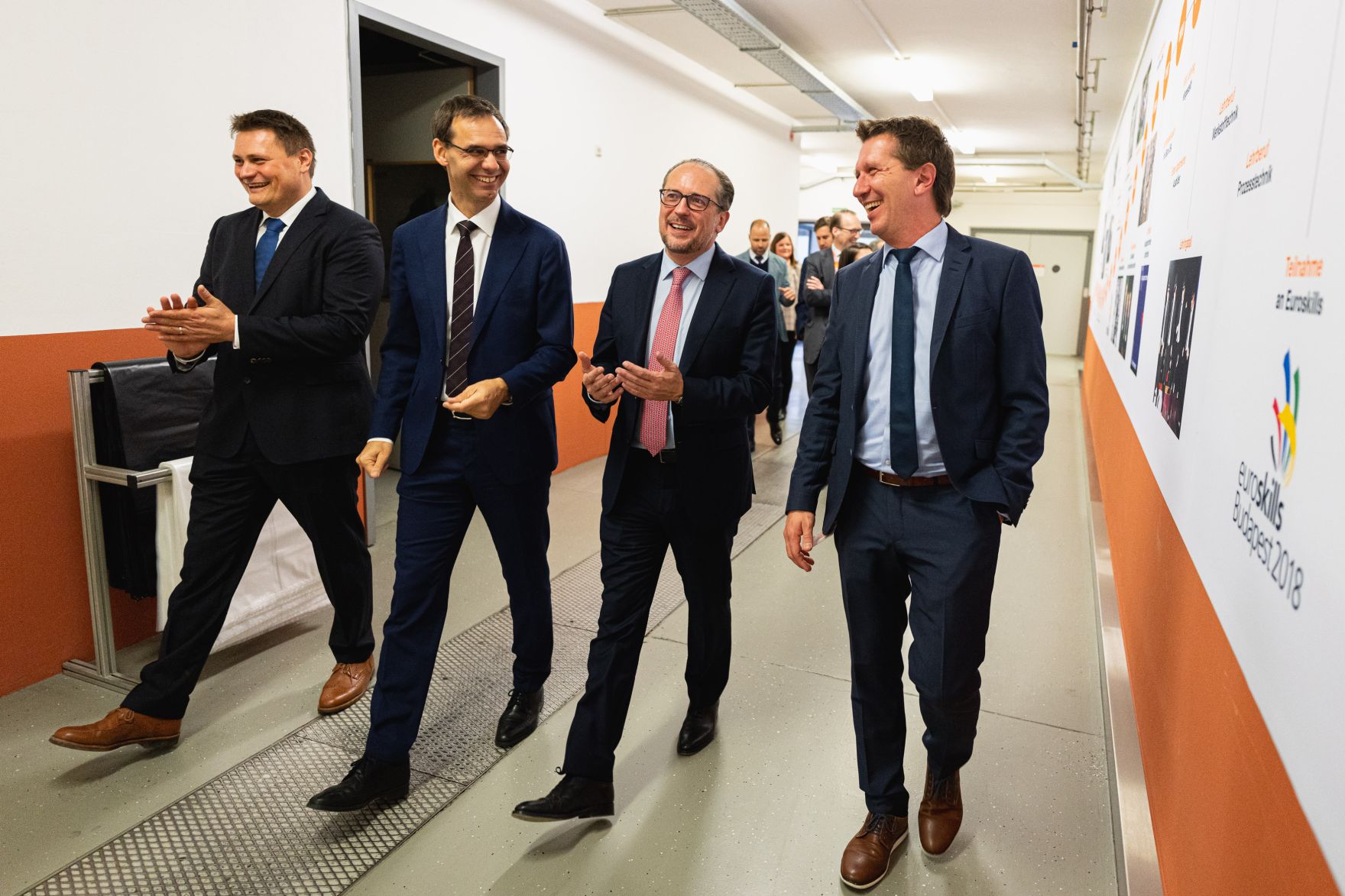 Am 11. November 2021 besuchte Bundeskanzler Alexander Schallenberg (m.r.) im Rahmen seines Bundesl&auml;ndertags in Vorarlberg die Firma Julius Blum Ges.mbH. Im Bild mit Markus Wallner (m.l.).