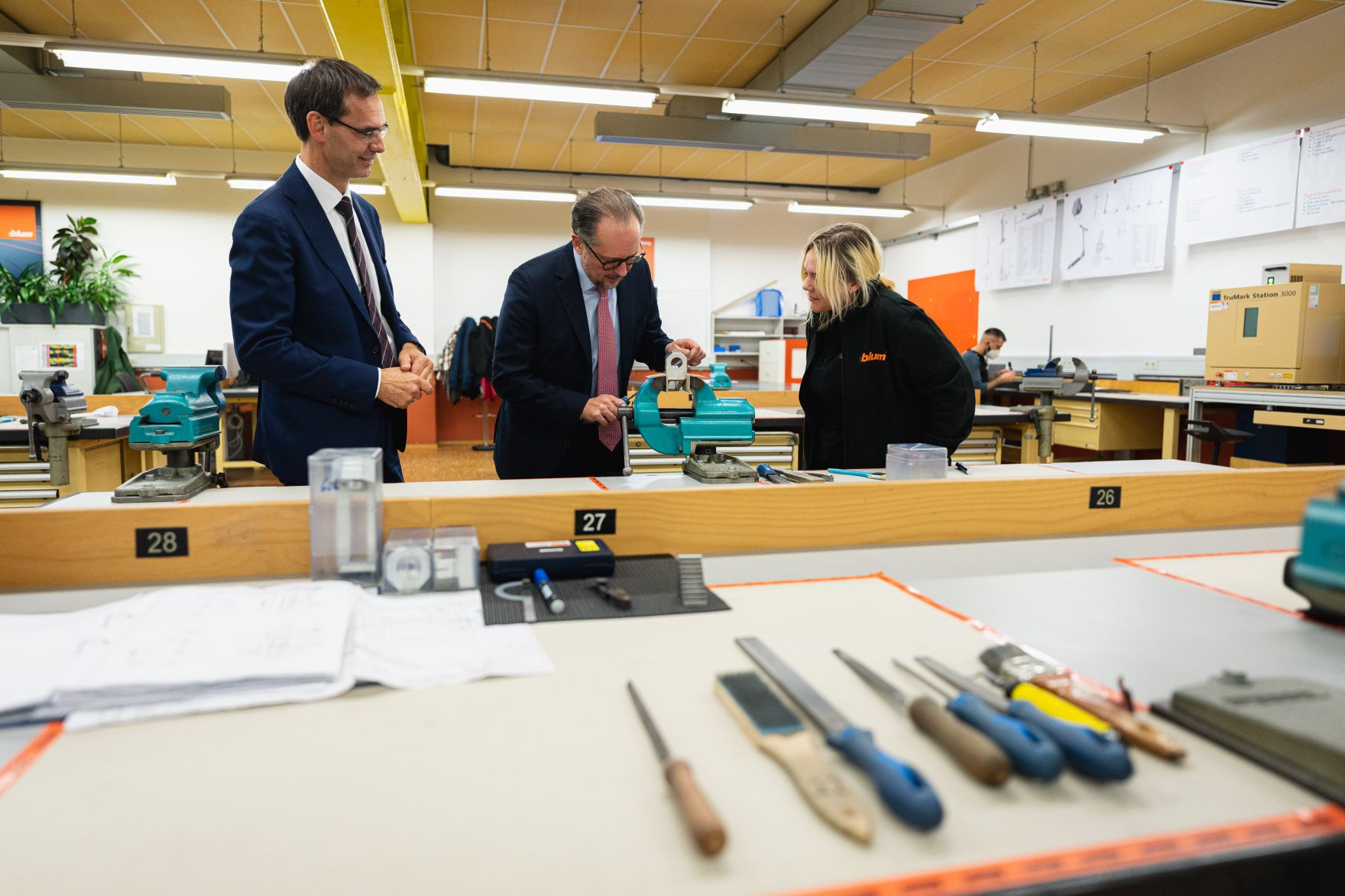Am 11. November 2021 besuchte Bundeskanzler Alexander Schallenberg (m.) im Rahmen seines Bundesl&auml;ndertags in Vorarlberg die Firma Julius Blum Ges.mbH. Im Bild mit Markus Wallner (l.).