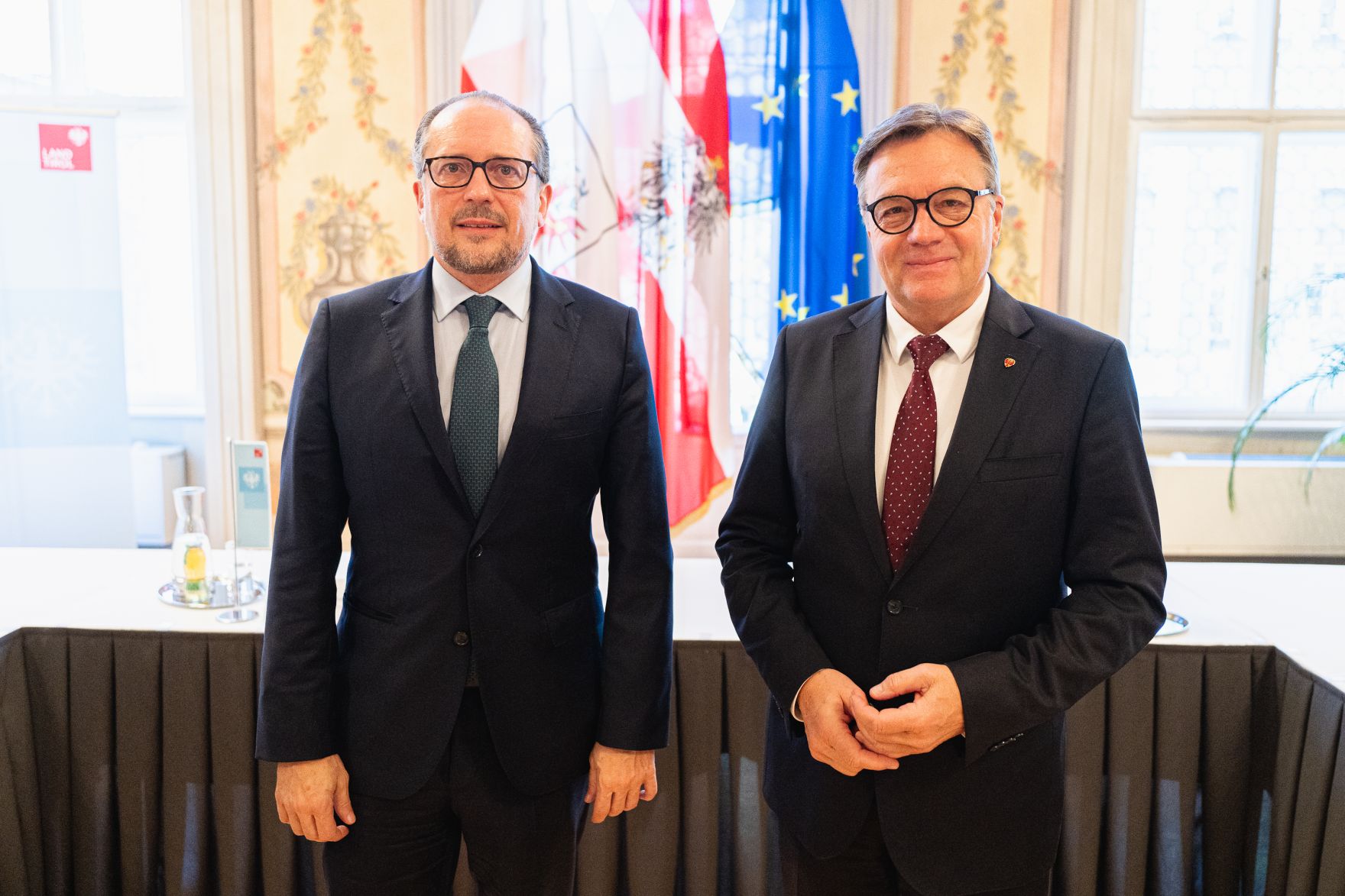 Am 12. November 2021 traf Bundeskanzler Alexander Schallenberg (l.) im Rahmen seines Bundesl&auml;ndertags in Tirol den Landeshauptmann G&uuml;nther Platter (r.).