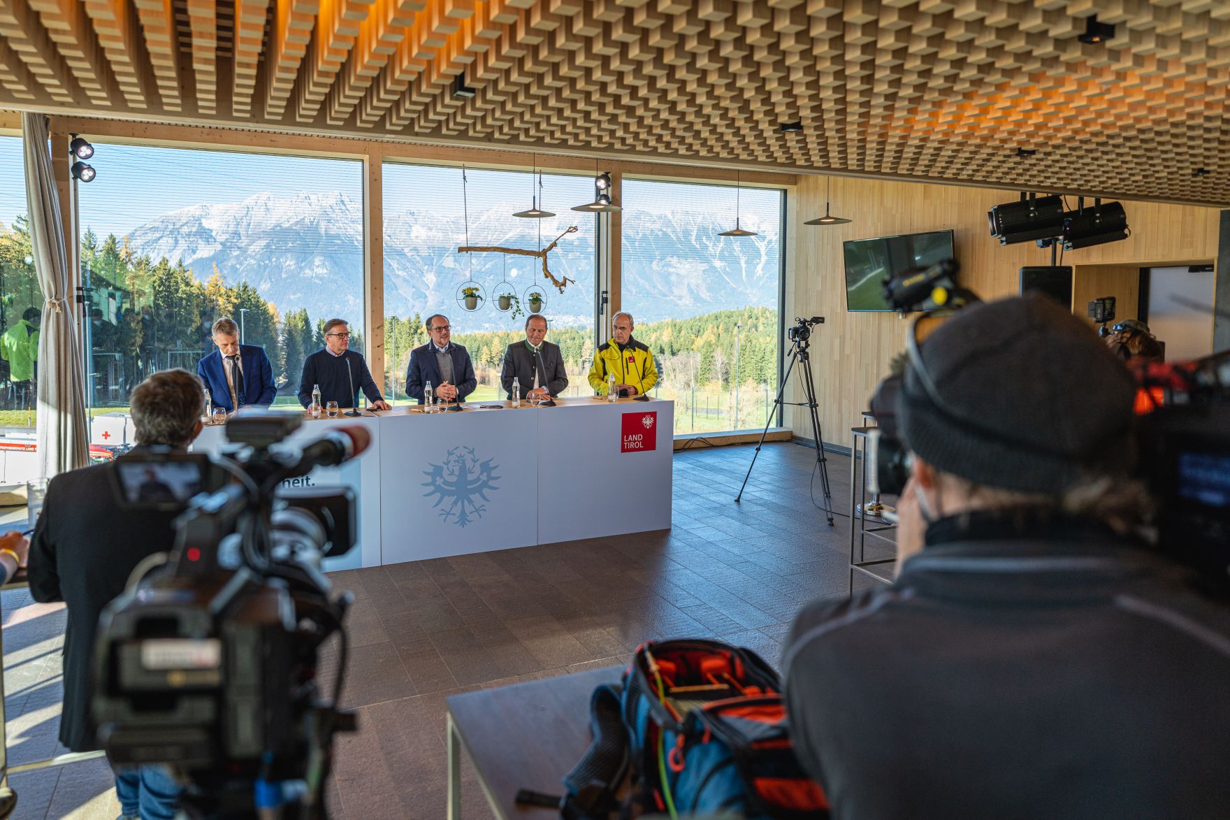 Am 12. November 2021 besuchte Bundeskanzler Alexander Schallenberg (m.r.) im Rahmen seines Bundesl&auml;ndertags in Tirol die Blackout&uuml;bung mit anschlie&szlig;ender Pressekonferenz. Im Bild (v.l.n.r.) Tiwag Vorstandsvorsitzender Mag. Dr. Erich Entstrasser, Landeshauptmann G&uuml;nther Platter, Bundeskanzler Alexander Schallenberg, LH Stellvertreter Josef Geisler und Elmar Rizzoli