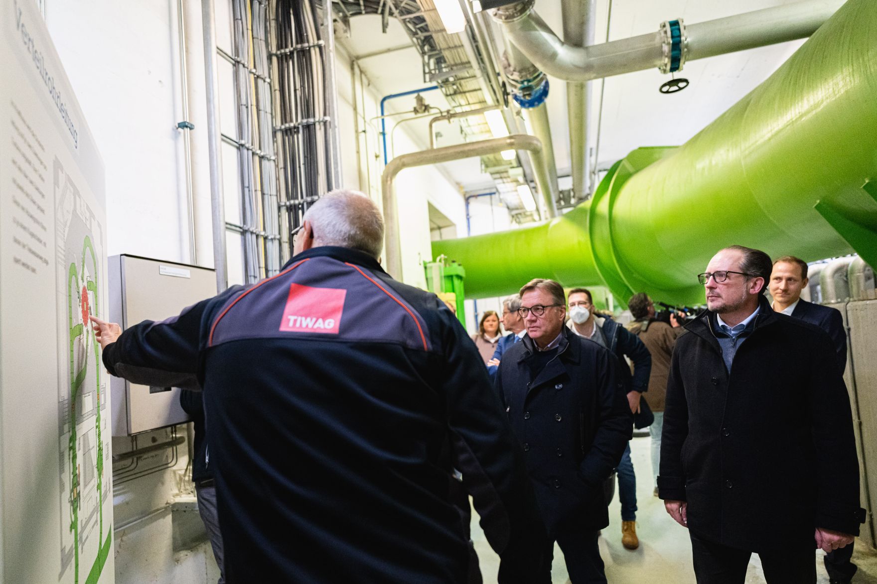 Am 12. November 2021 besuchte Bundeskanzler Alexander Schallenberg (r.) im Rahmen seines Bundesl&auml;ndertags in Tirol die TIWAG-Tiroler Wasserkraft AG. Im Bild mit Landeshauptmann G&uuml;nther Platter (m.).