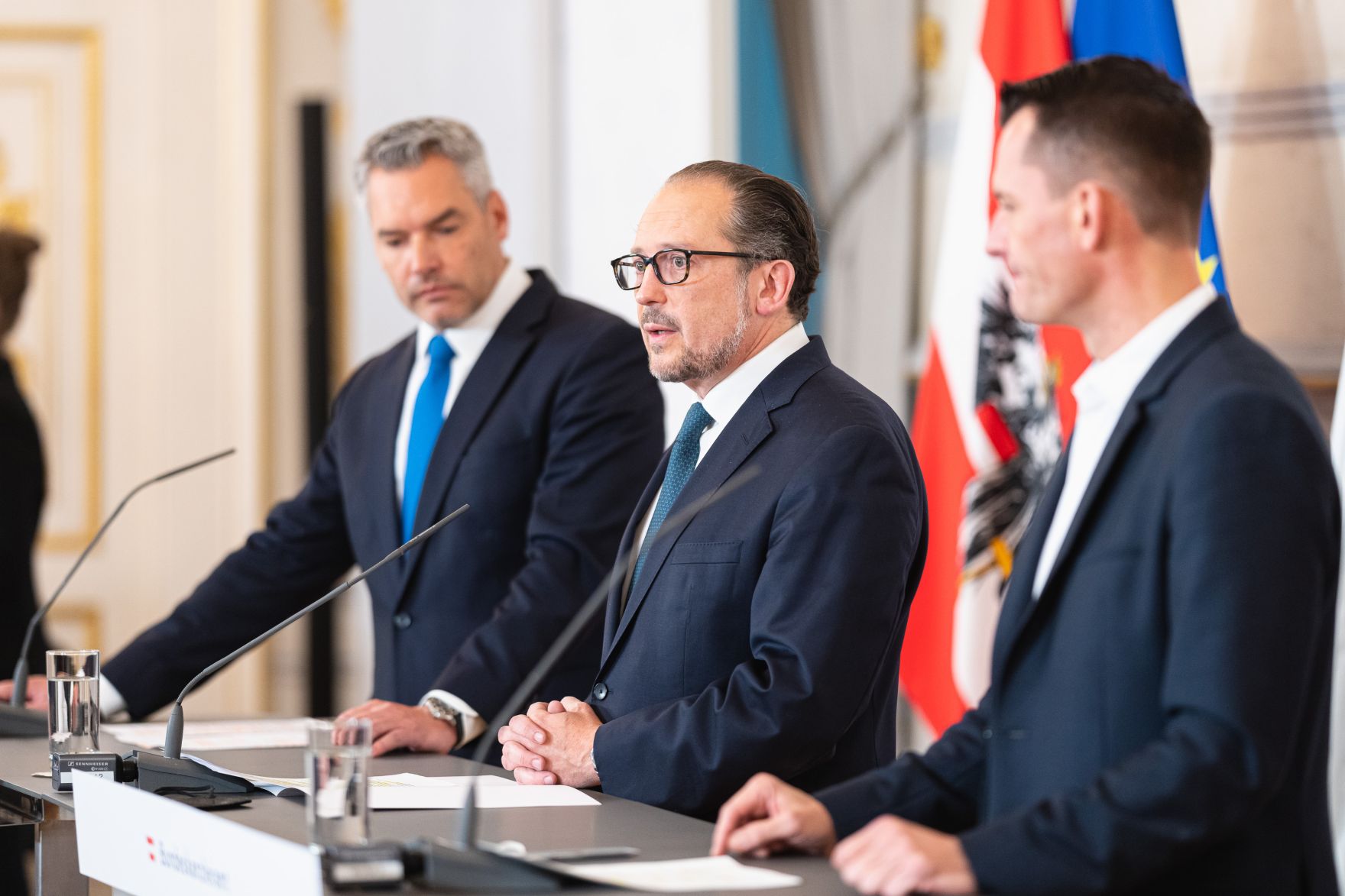 Am 14. November 2021 nahmen Bundeskanzler Alexander Schallenberg (m.), Bundesminister Karl Nehammer (l.) und Bundesminister Wolfgang M&uuml;ckstein (r.) an einer Pressekonferenz zu Corona-Ma&szlig;nahmen teil.