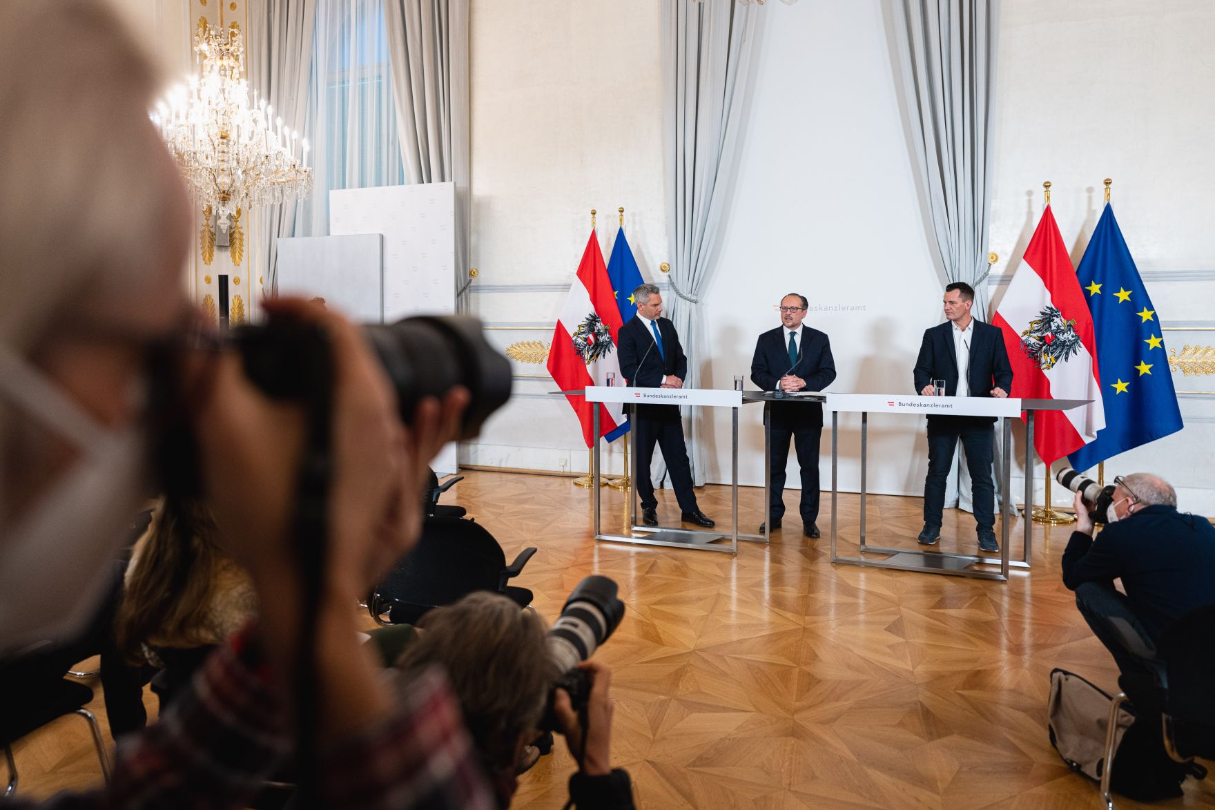 Am 14. November 2021 nahmen Bundeskanzler Alexander Schallenberg (m.), Bundesminister Karl Nehammer (l.) und Bundesminister Wolfgang M&uuml;ckstein (r.) an einer Pressekonferenz zu Corona-Ma&szlig;nahmen teil.