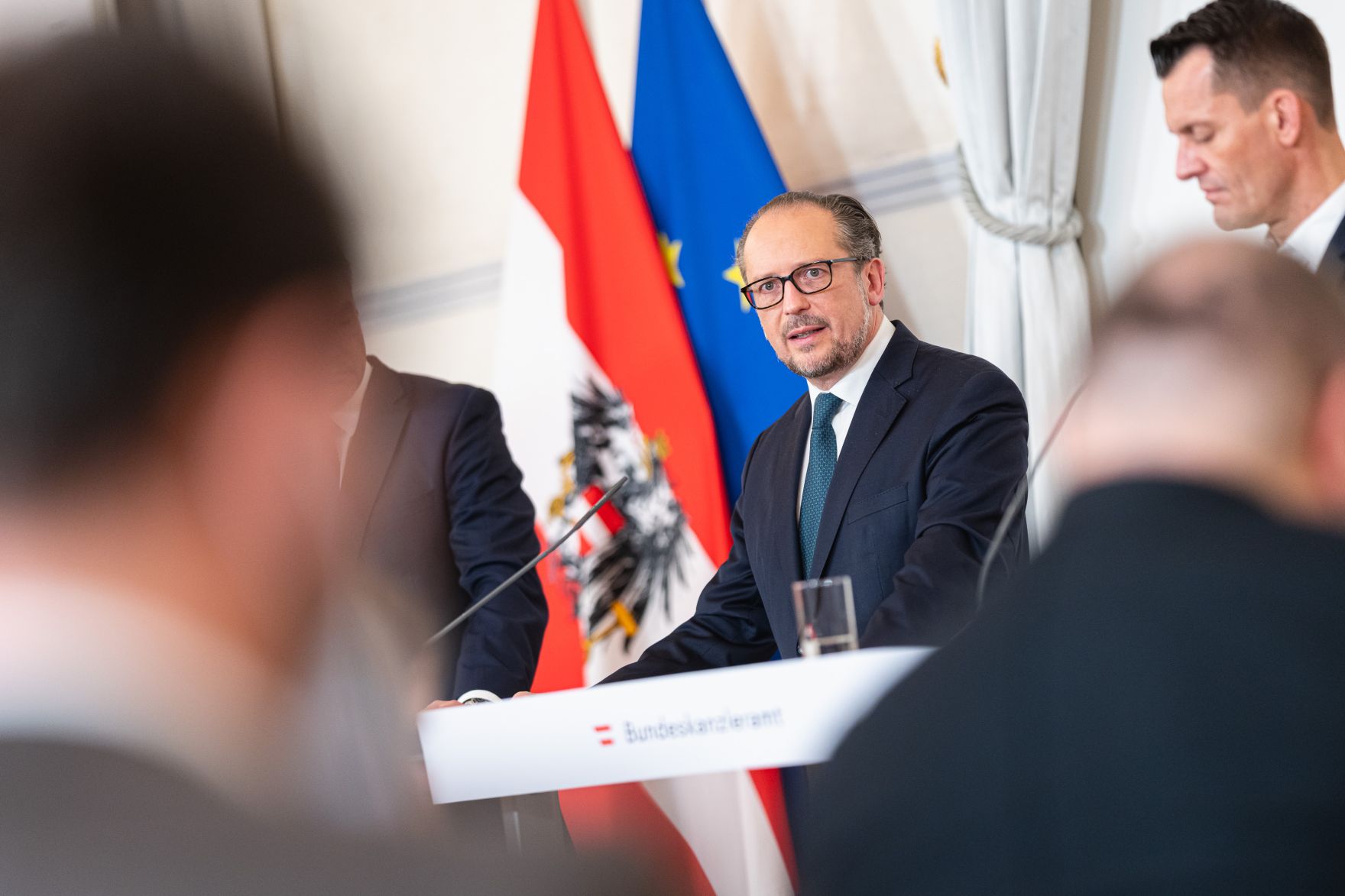 Am 14. November 2021 nahmen Bundeskanzler Alexander Schallenberg (m.), Bundesminister Karl Nehammer (l.) und Bundesminister Wolfgang M&uuml;ckstein (r.) an einer Pressekonferenz zu Corona-Ma&szlig;nahmen teil.