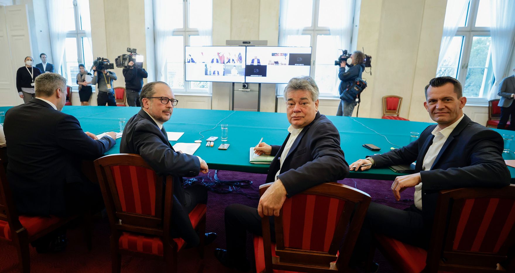 Am 14. November 2021 nahmen Bundeskanzler Alexander Schallenberg (2. v. l.), Vizekanzler Werner Kogler (3.v. l.), Bundesminister Karl Nehammer (l.) und Bundesminister Wolfgang M&uuml;ckstein (r.) an einer Videokonferenz mit den Landeshauptleuten zu Corona-Ma&szlig;nahmen teil.