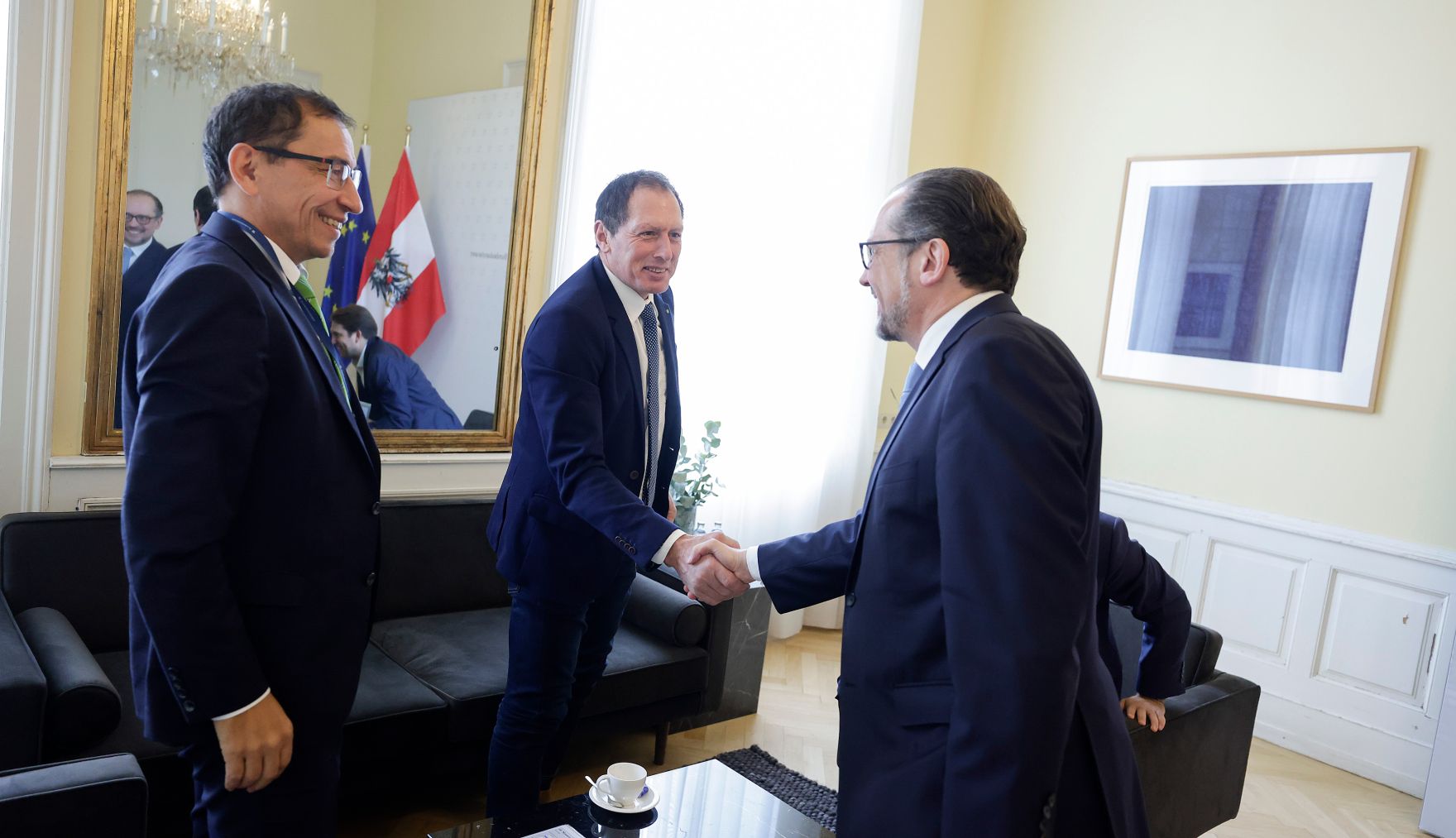 Am 15. November 2021 empfing Bundeskanzler Alexander Schallenberg (r.) den Pr&auml;sident der Landwirtschaftskammer Vorarlberg, Josef Moosbrugger (m.) zu einem Gespr&auml;ch.