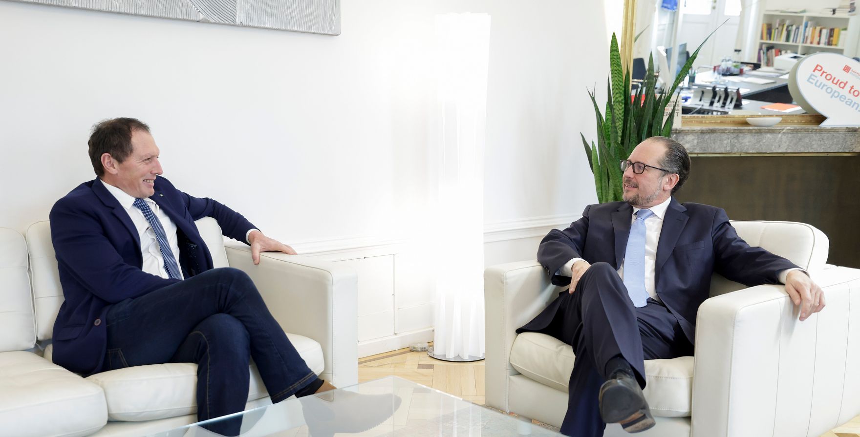 Am 15. November 2021 empfing Bundeskanzler Alexander Schallenberg (r.) den Pr&auml;sident der Landwirtschaftskammer Vorarlberg, Josef Moosbrugger (l.) zu einem Gespr&auml;ch.