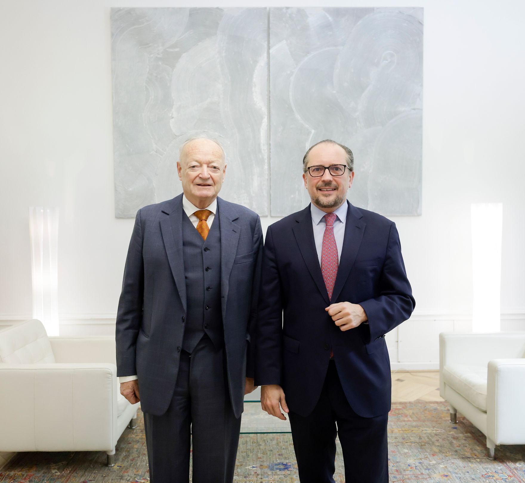 Am 17. November 2021 empfing Bundeskanzler Alexander Schallenberg (r.) Andreas Khol (l.) zu einem Gespr&auml;ch.