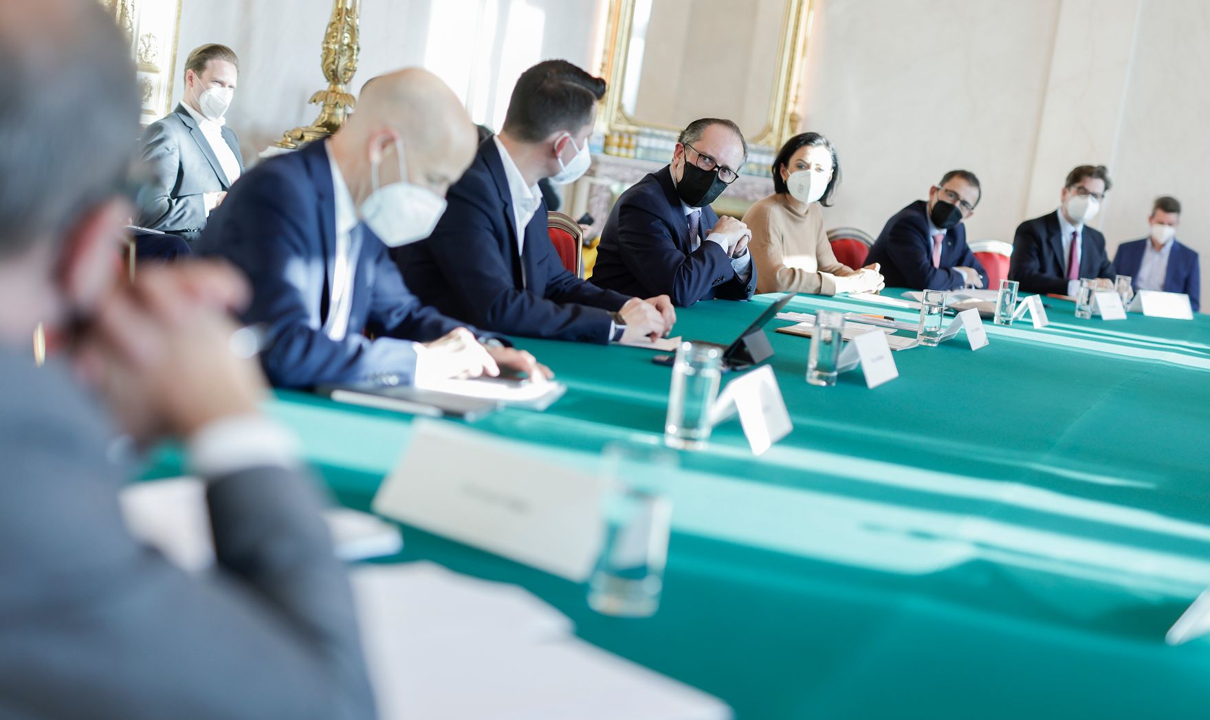 Am 18. November 2021 fand ein treffen zwischen Mitgliedern der Bundesregierung und der Sozialpartner zum Thema &bdquo;Ma&szlig;nahmen im Kampf gegen Corona&ldquo; statt. Im Bild (v.l..n.r.) Bundesminister Martin Kocher, Bundesminister Wolfgang M&uuml;ckstein, Bundeskanzler Alexander Schallenberg und Bundesministerin Elisabeth K&ouml;stinger.