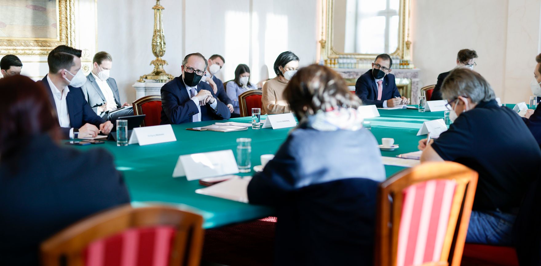 Am 18. November 2021 fand ein treffen zwischen Mitgliedern der Bundesregierung und der Sozialpartner zum Thema &bdquo;Ma&szlig;nahmen im Kampf gegen Corona&ldquo; statt. Im Bild (v.l..n.r.) Bundesminister Wolfgang M&uuml;ckstein, Bundeskanzler Alexander Schallenberg und Bundesministerin Elisabeth K&ouml;stinger.