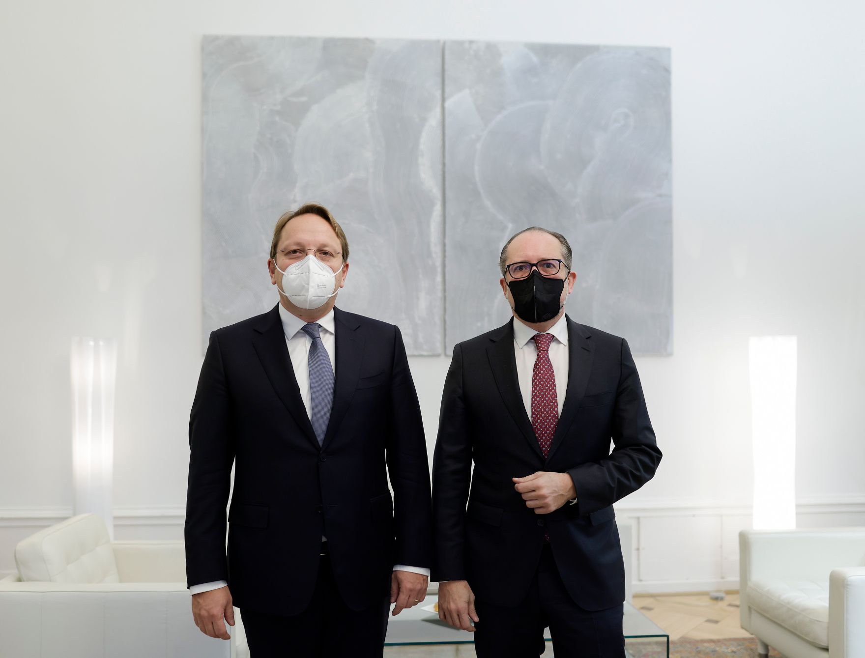Am 22. November 2021 lud Bundeskanzler Alexander Schallenberg (r.) gemeinsam mit Bundesminister Michael Linhart zu der Belarus Videokonferenz ein. Im Bild mit dem EU-Kommissar Oliv&eacute;r V&aacute;rhelyi (l.).