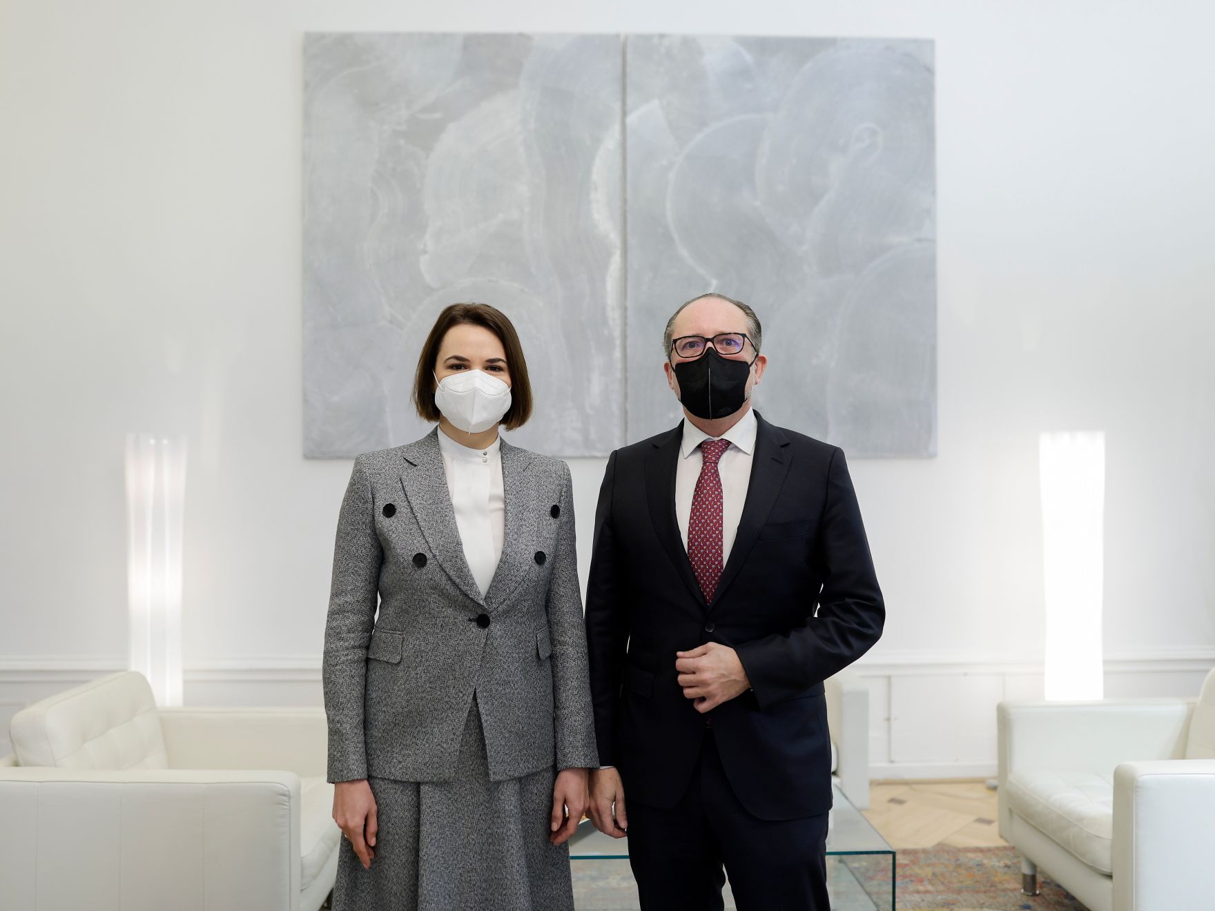 Am 22. November 2021 lud Bundeskanzler Alexander Schallenberg (r.) gemeinsam mit Bundesminister Michael Linhart zu der Belarus Videokonferenz ein. Im Bild mit der belarussische Oppositionsf&uuml;hrerin Swjatlana Zichanouskaja (l.).