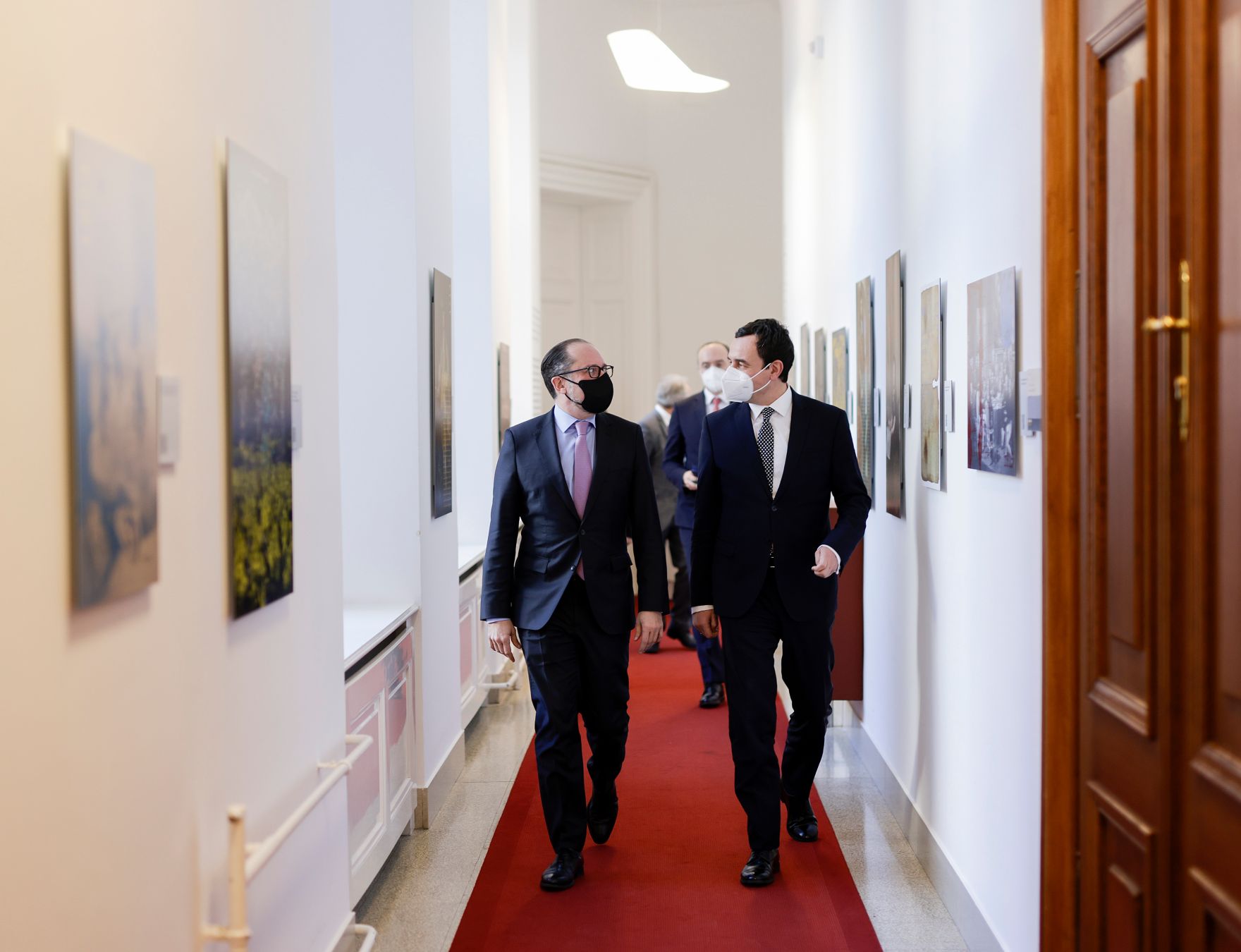 Am 23. November 2021 empfing Bundeskanzler Alexander Schallenberg (l.) den kosovarischen Premierminister Albin Kurti (r.) zu einem Gespr&auml;ch.