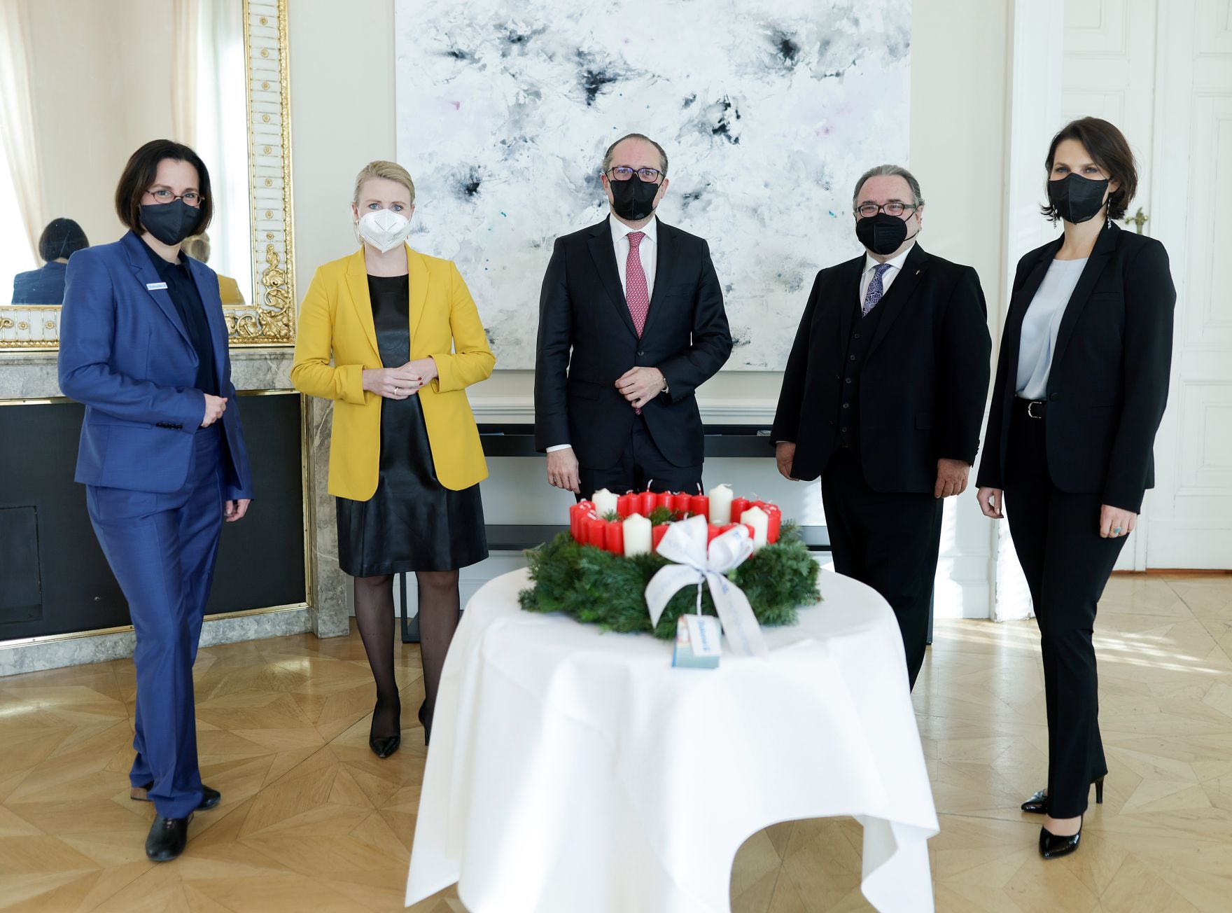 Am 25. November 2021 wurde Bundeskanzler Alexander Schallenberg, BundesministerinKaroline Edtstadler und Bundesministerin Susanne Raab von der Diakonie &Ouml;sterreich ein Adventkranz &uuml;berreicht.
