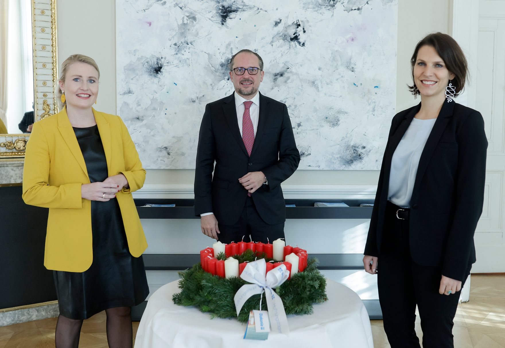 Am 25. November 2021 wurde Bundeskanzler Alexander Schallenberg, BundesministerinKaroline Edtstadler und Bundesministerin Susanne Raab von der Diakonie &Ouml;sterreich ein Adventkranz &uuml;berreicht.