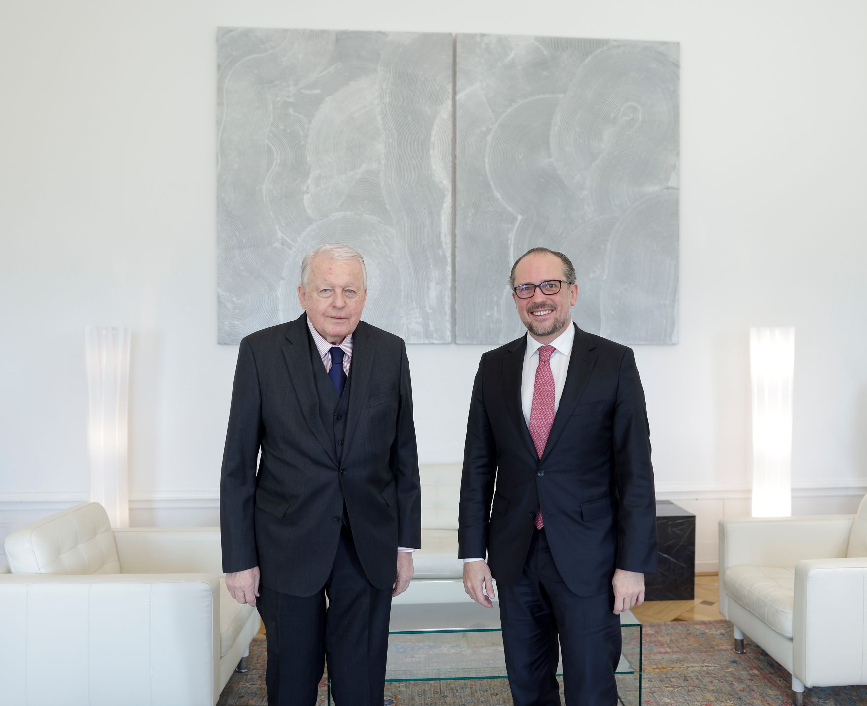 Am 25. November 2021 empfing Bundeskanzler Alexander Schallenberg (r.) den ehemaligen Bundeskanzler Franz Vranitzky (l.) zu einem Gespr&auml;ch.