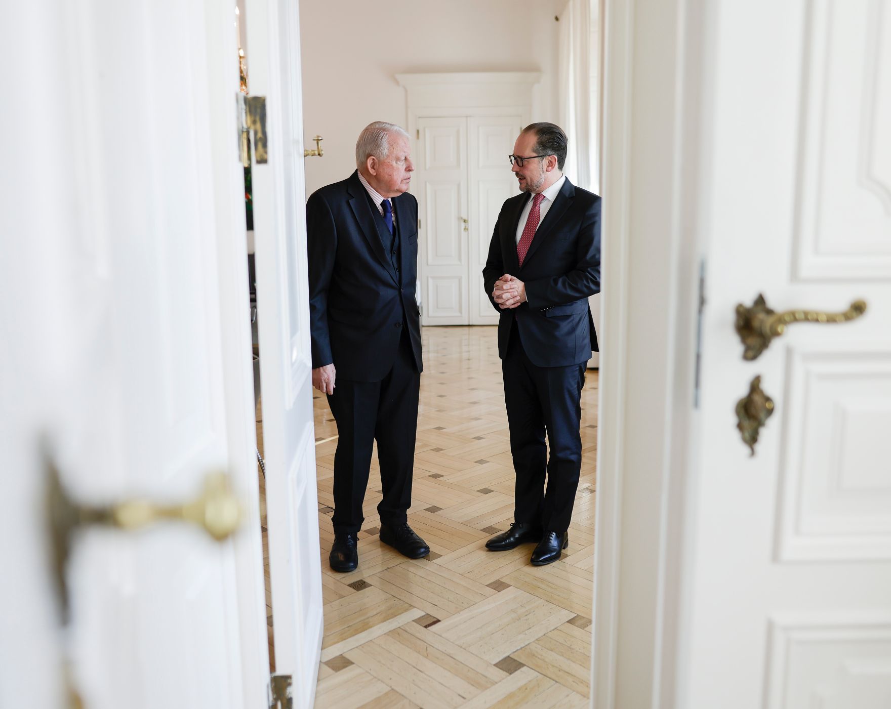Am 25. November 2021 empfing Bundeskanzler Alexander Schallenberg (r.) den ehemaligen Bundeskanzler Franz Vranitzky (l.) zu einem Gespr&auml;ch.