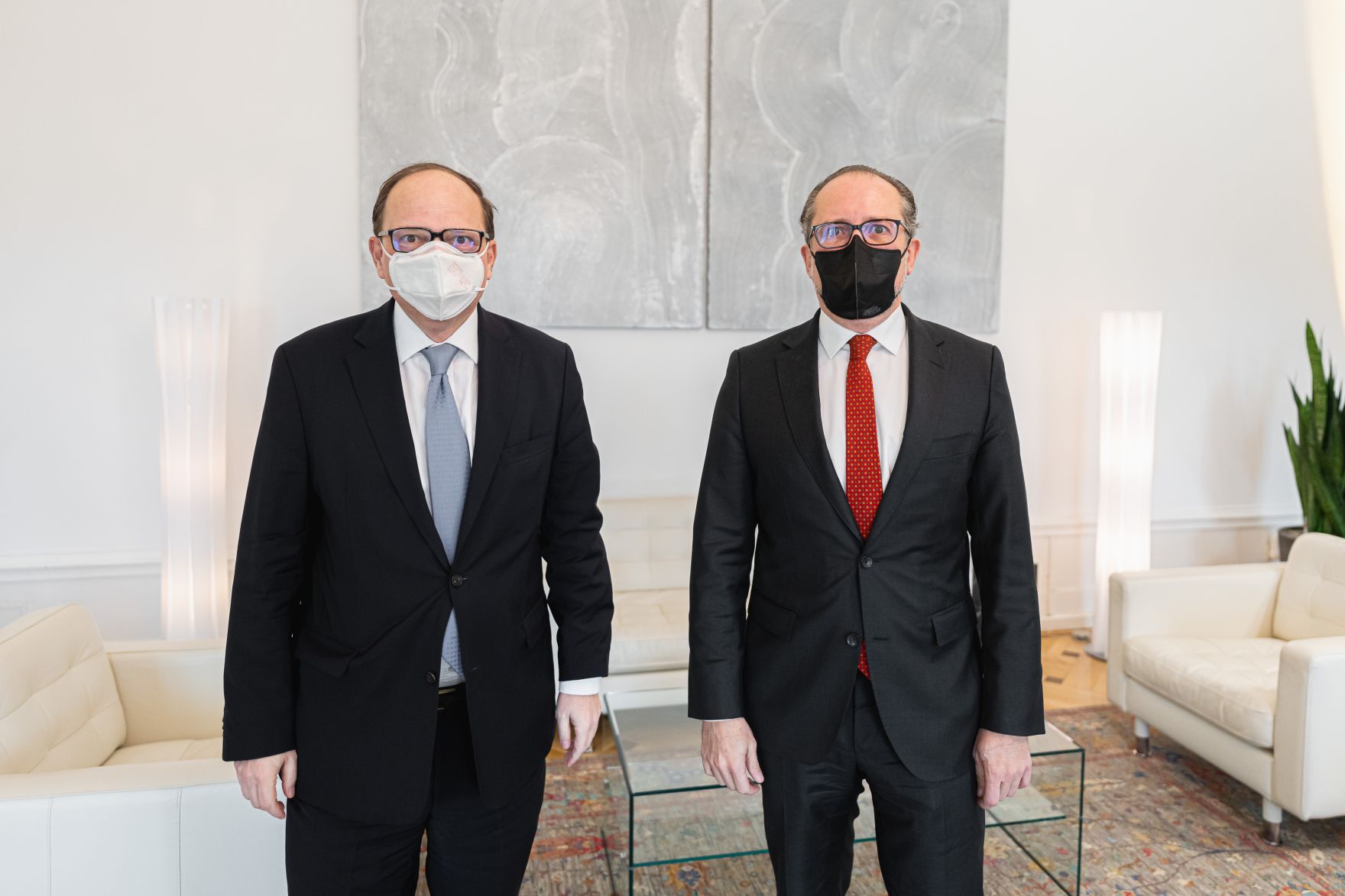 Am 29. November 2021 empfing Bundeskanzler Alexander Schallenberg (r.) den Pr&auml;sidenten der &Ouml;sterreichischen &Auml;rztekammer, Thomas Szekeres (l.) zu einem Gespr&auml;ch.