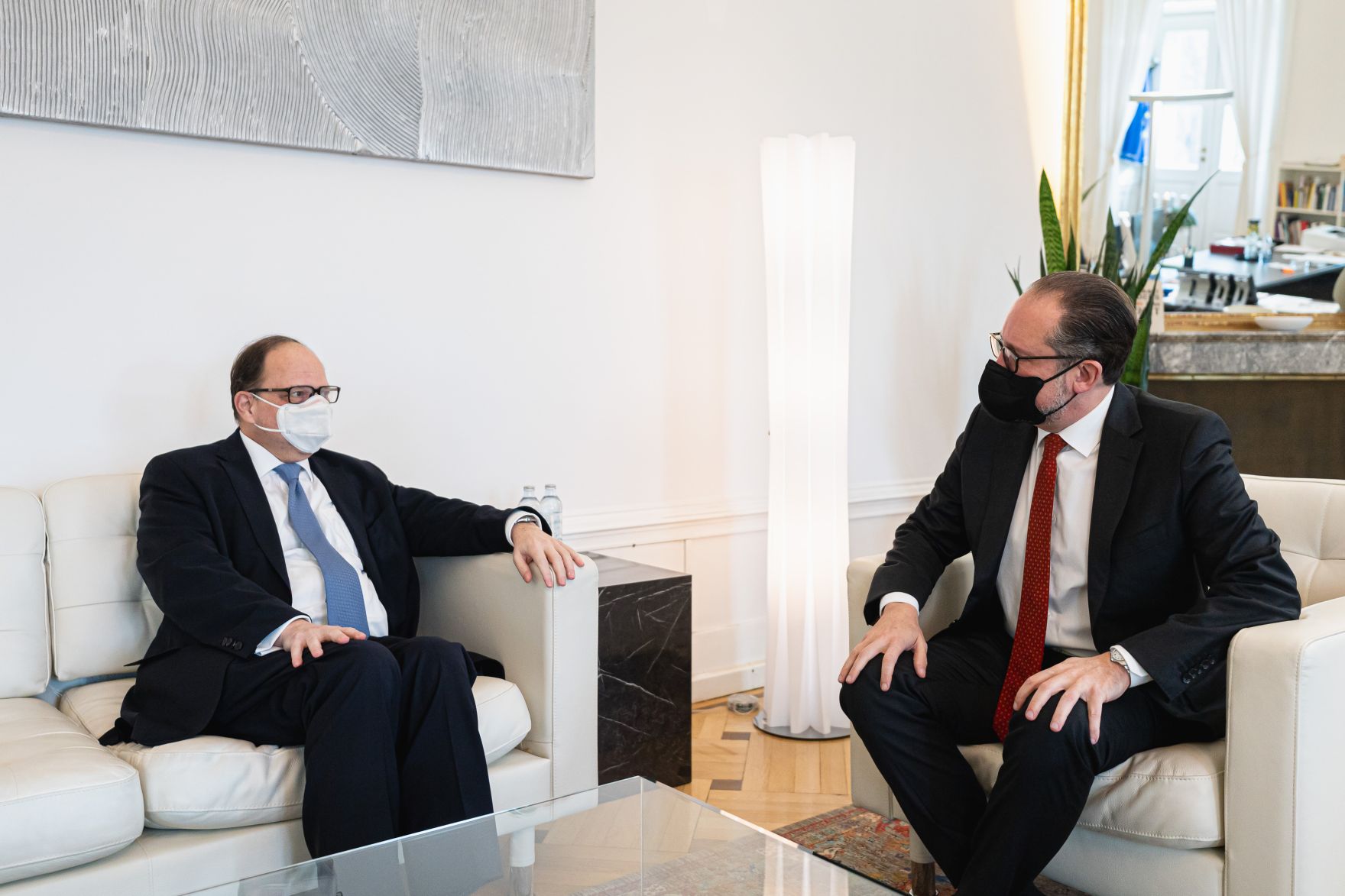 Am 29. November 2021 empfing Bundeskanzler Alexander Schallenberg (r.) den Pr&auml;sidenten der &Ouml;sterreichischen &Auml;rztekammer, Thomas Szekeres (l.) zu einem Gespr&auml;ch.