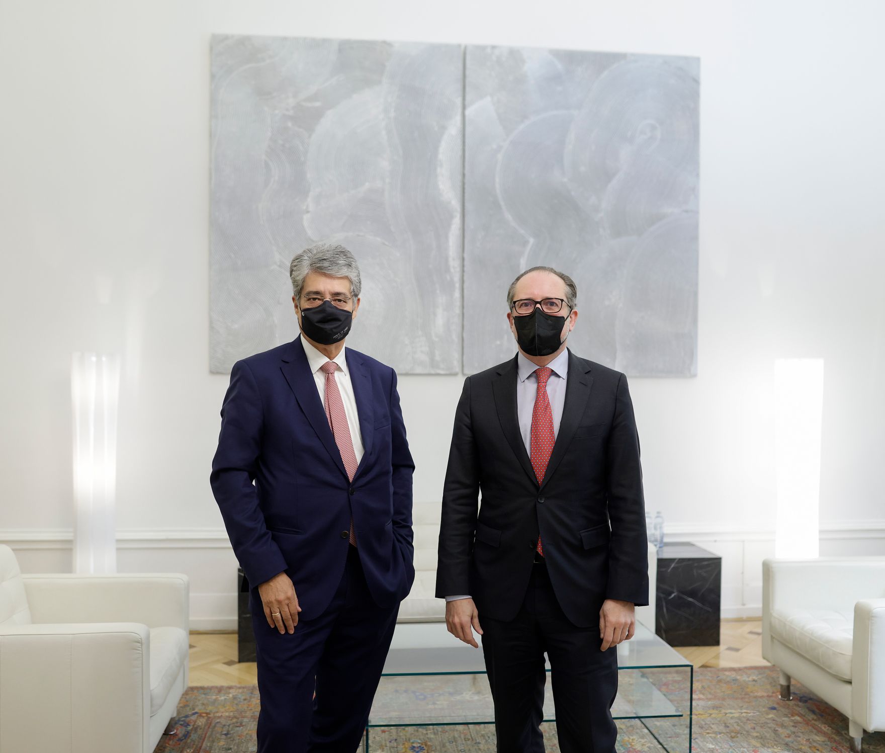 Am 30. November 2021 empfing Bundeskanzler Alexander Schallenberg (r.) den Generaldirektor der Siemens Austria AG Wolfgang Hesoun (l.) zu einem Gespr&auml;ch.