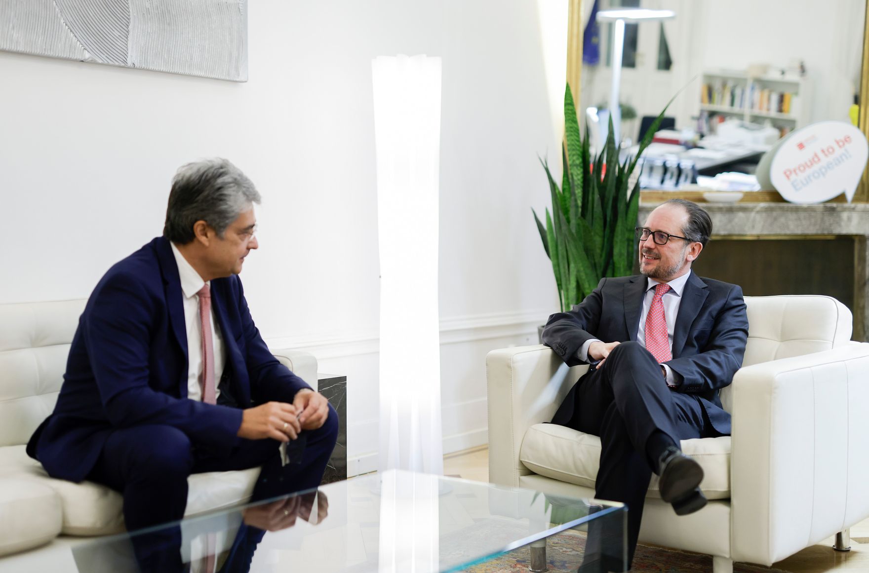 Am 30. November 2021 empfing Bundeskanzler Alexander Schallenberg (r.) den Generaldirektor der Siemens Austria AG Wolfgang Hesoun (l.) zu einem Gespr&auml;ch.