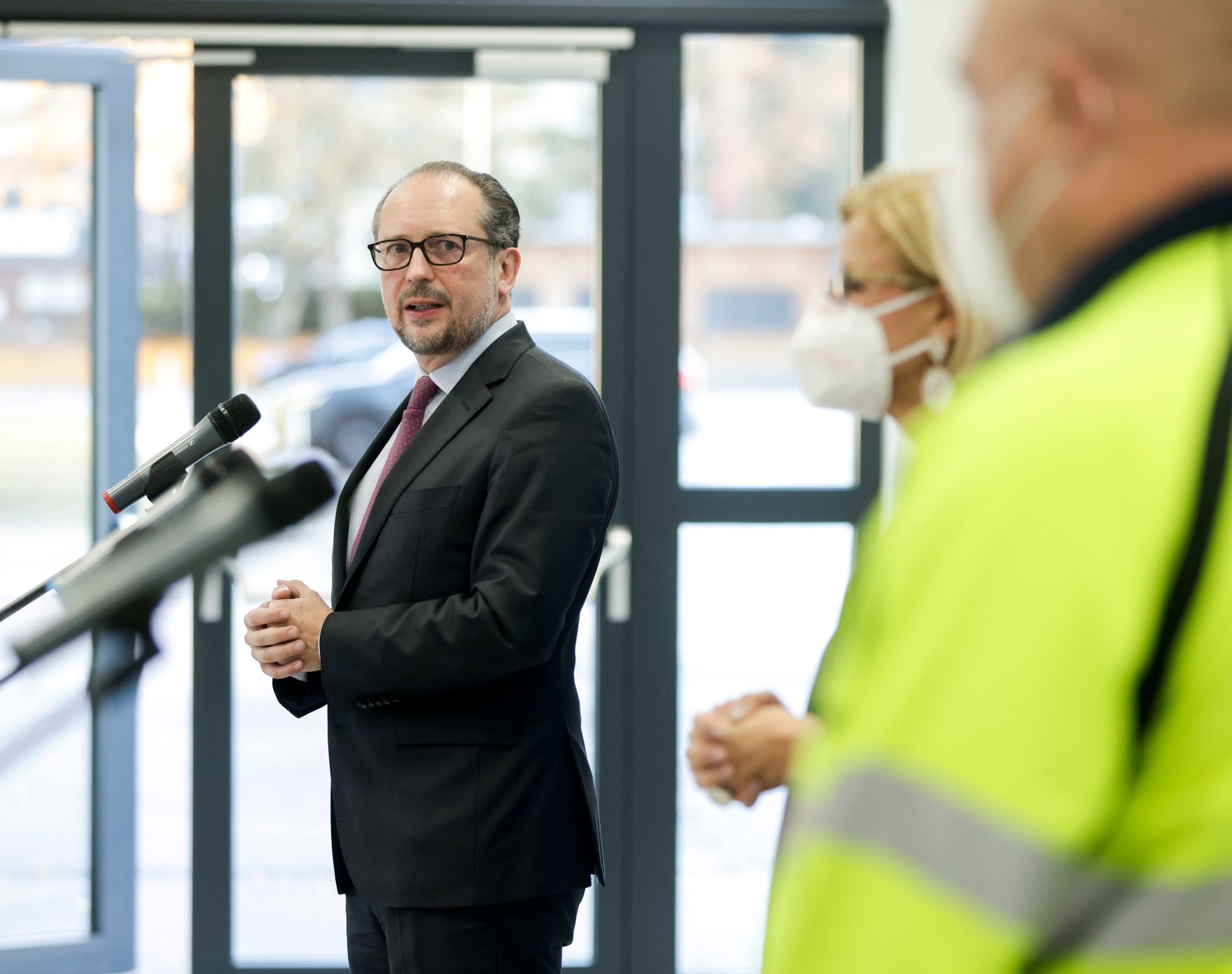 Am 1. Dezember 2021 besucht Bundeskanzler Alexander Schallenberg gemeinsam mit Landeshauptfrau Johanna Mikl-Leitner die COVID Kinderimpfstra&szlig;e in Tulln.