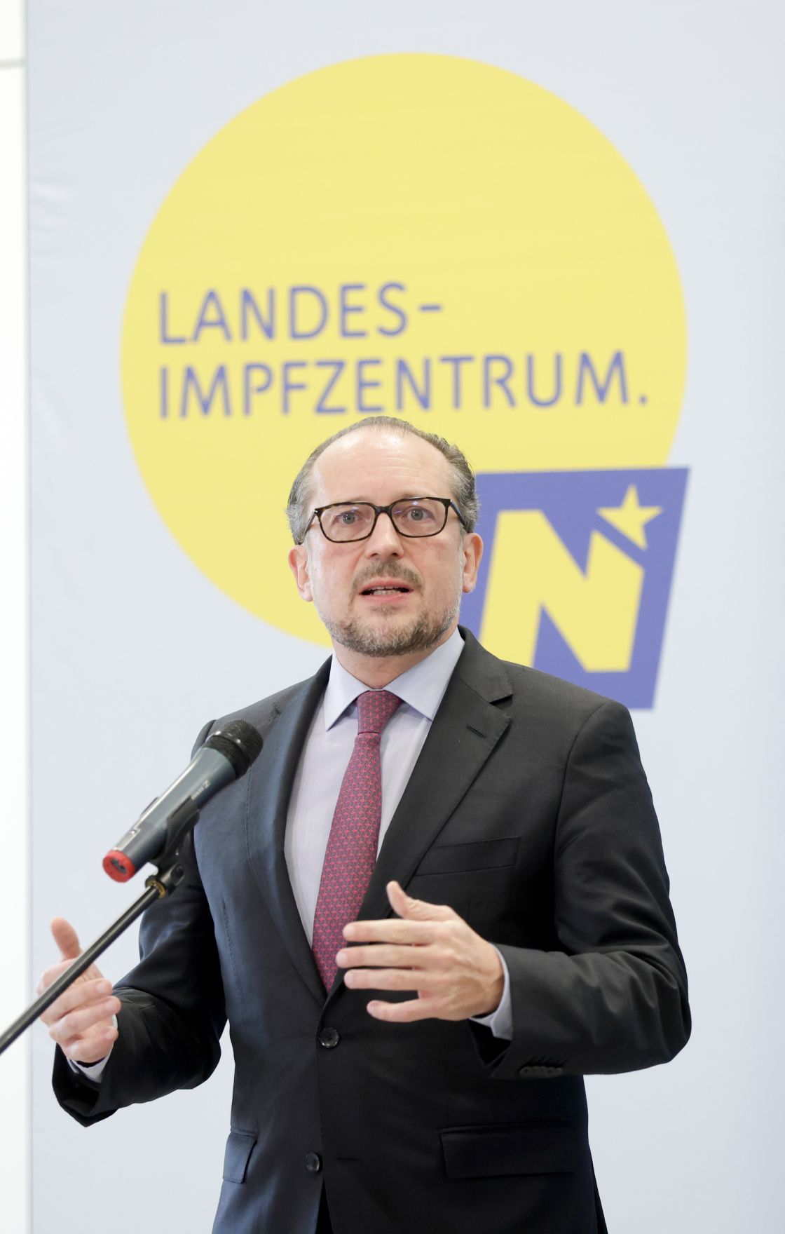 Am 1. Dezember 2021 besucht Bundeskanzler Alexander Schallenberg (im Bild) gemeinsam mit Landeshauptfrau Johanna Mikl-Leitner die COVID Kinderimpfstra&szlig;e in Tulln.