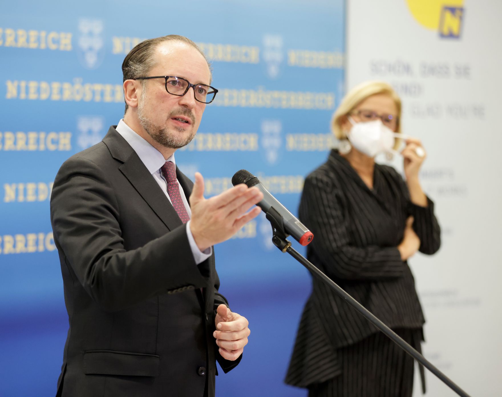 Am 1. Dezember 2021 besucht Bundeskanzler Alexander Schallenberg (l.) gemeinsam mit Landeshauptfrau Johanna Mikl-Leitner (r.) die COVID Kinderimpfstra&szlig;e in Tulln.